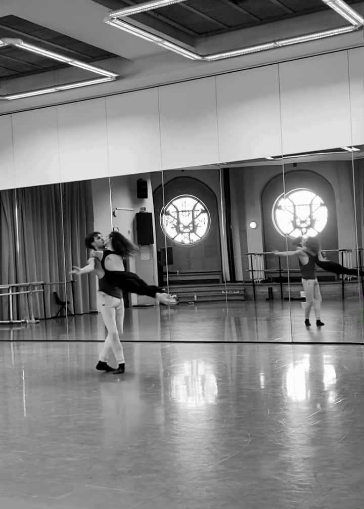 ドロテ・ジルベールのインスタグラム：「Le Parc, rehearsal with @humarchand for our performances in Japan with @legrandgala Nagoya July 30 Tokyo July 31, August 1, August 2 (morning/evening), August 3 , Osaka August 5. with talented dancers : @mathieuganioofficiel @ludmila_pagliero_official @amandinealbisson @humarchand @leobaulac @friedemannvogel_official @bianca.scudamore @audricbezard @thomas.docquir @clara_mousseigne @n.divico」