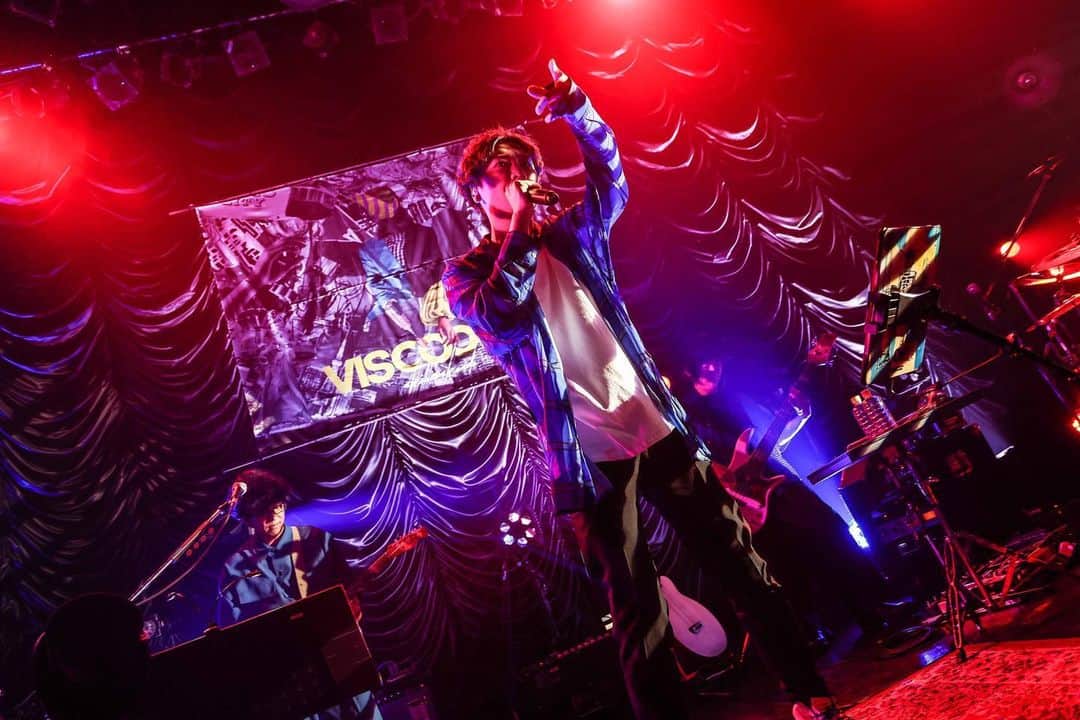 近藤晃央のインスタグラム：「2023.7.22  #近藤晃央 LIVE TOUR 2023 #VISCOCITY #東京キネマ倶楽部  ライブ感が帰ってきて 笑っちゃうくらい楽しいライブでした。  名古屋、大阪と通じて積み重ねた分と、エネルギーをちゃんとここに集約して、再々アップデートできた東京公演。  そしてこのアルバムへの思い入れと思い出をこのツアーによって乗せて、もっと愛してもらえる作品になったのなら、最高に幸せ！  楽しかったかな？  またね！  photo by @mori_came」