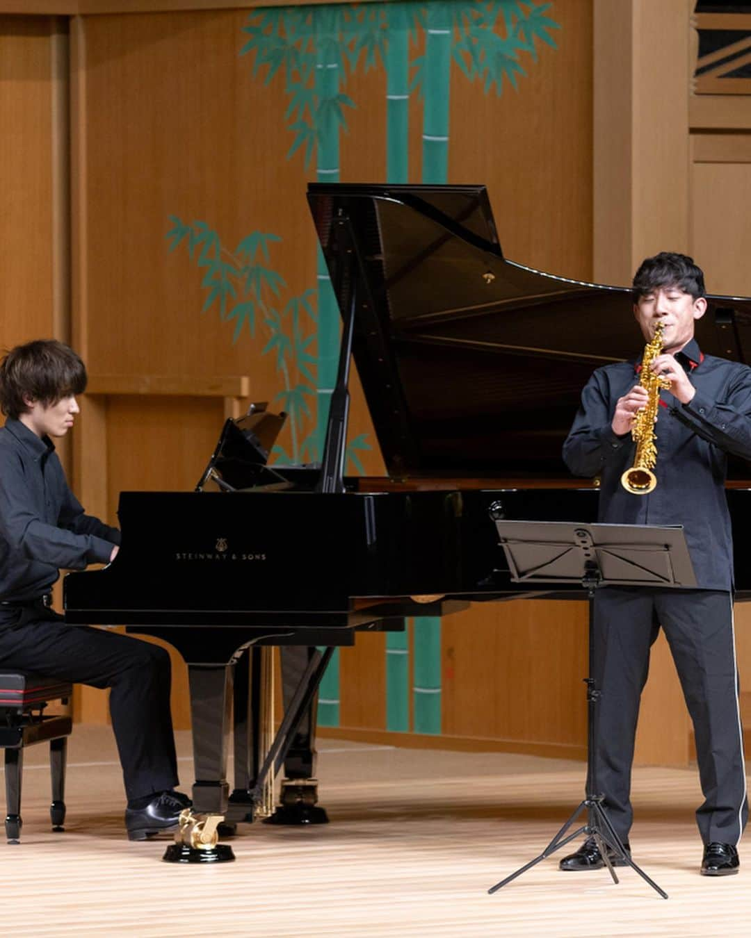 上野耕平さんのインスタグラム写真 - (上野耕平Instagram)「2023.7.17  別府アルゲリッチ音楽祭のファイナル公演をさせていただきました。 大分です。  会場は能楽堂。 いつもとは全く異なる空間での演奏。 もちろんプログラムもこの場所のために組んだプログラムでした。  少し堅かったかな、とか心配してましたが、お客様が最後まで付いてきてくれて結果的に良かった！と。 本当に皆様ありがとうございました。  毎度思いますが、本当にいい音楽祭。  写真©脇屋 伸光  #サクソフォン #サックス #別府アルゲリッチ音楽祭 #高橋優介 #上野耕平」7月23日 0時44分 - koheiueno_sax