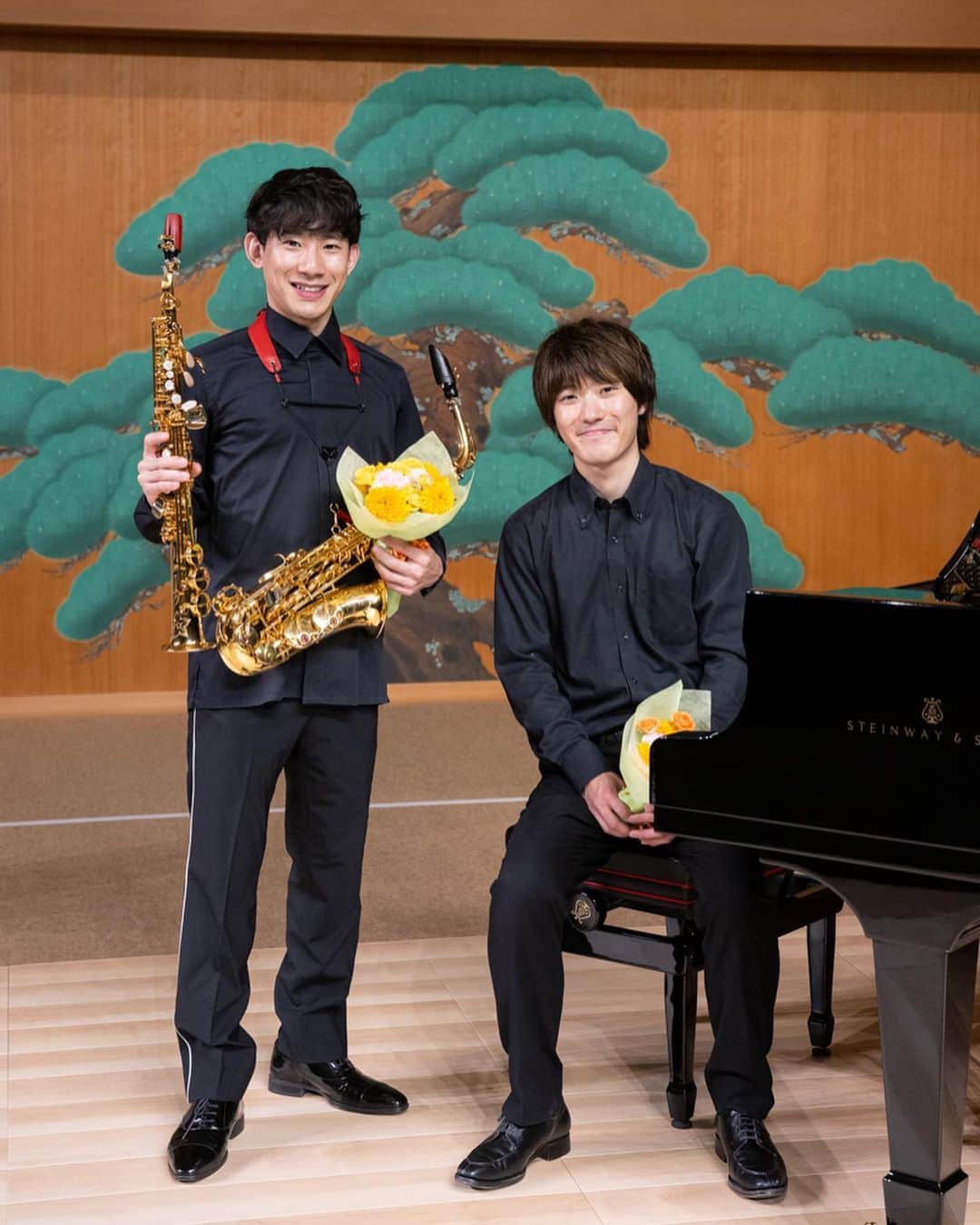 上野耕平のインスタグラム：「2023.7.17  別府アルゲリッチ音楽祭のファイナル公演をさせていただきました。 大分です。  会場は能楽堂。 いつもとは全く異なる空間での演奏。 もちろんプログラムもこの場所のために組んだプログラムでした。  少し堅かったかな、とか心配してましたが、お客様が最後まで付いてきてくれて結果的に良かった！と。 本当に皆様ありがとうございました。  毎度思いますが、本当にいい音楽祭。  写真©脇屋 伸光  #サクソフォン #サックス #別府アルゲリッチ音楽祭 #高橋優介 #上野耕平」
