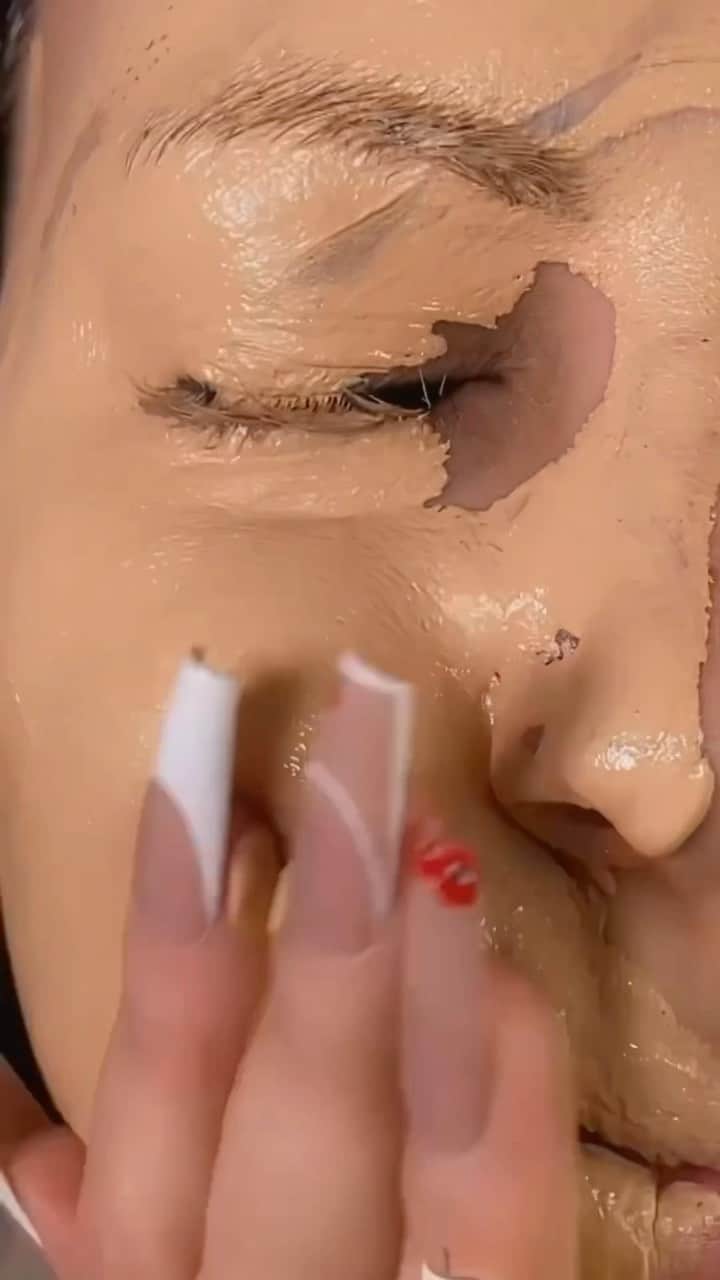 Huda Kattanのインスタグラム：「Love her videos 🙏🏽 @layallure #satisfying #asmr Repost @layallure I definitely wouldn’t do this on a daily basis but it looks really good in photos! It actually looked smooth in person but it DOES look like a mannequin lol. I prefer dewy makeup so the matte look isn’t for me either😘  #asmrmakeup #makeuptutorial #satisfyingsounds #fullcoverage #thefoundationchallenge」