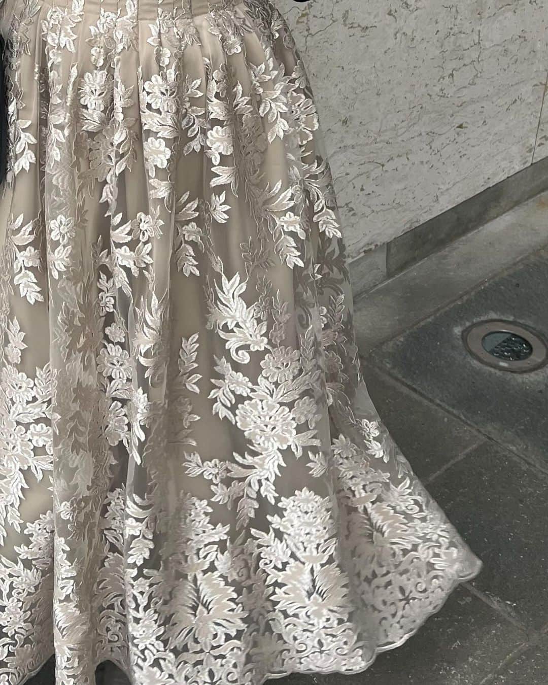 池田有里紗さんのインスタグラム写真 - (池田有里紗Instagram)「Embroidery series 🍂  このコーデがどタイプで 丸ごとコーデ買いしたい..♡  レーススカートを主役にBLACKのニット合わせで大人っぽLADYに..🥀  ニットは程よい透け感があって、中に合わせるキャミの形によって色々な魅せ方ができるんです✨  絶妙な透け感に肌触りの良い生地、カラー展開も豊富◎ このニットは間違いなく多色買いすると思います🧐笑  スカートはエンブロイダリーレースシリーズのフレアスカート。  分量感もたっぷりで歩くたびフワッと広がる裾が本当に綺麗です🥲 街中では、きっと目を惹くアイテムになるのでは♡  #anuans #anuans_2023aw #レース #レーススカート  #大人コーデ #大人ファッション #ニット #タートルニット #ブラックコーデ」7月23日 0時51分 - arisa.ikd