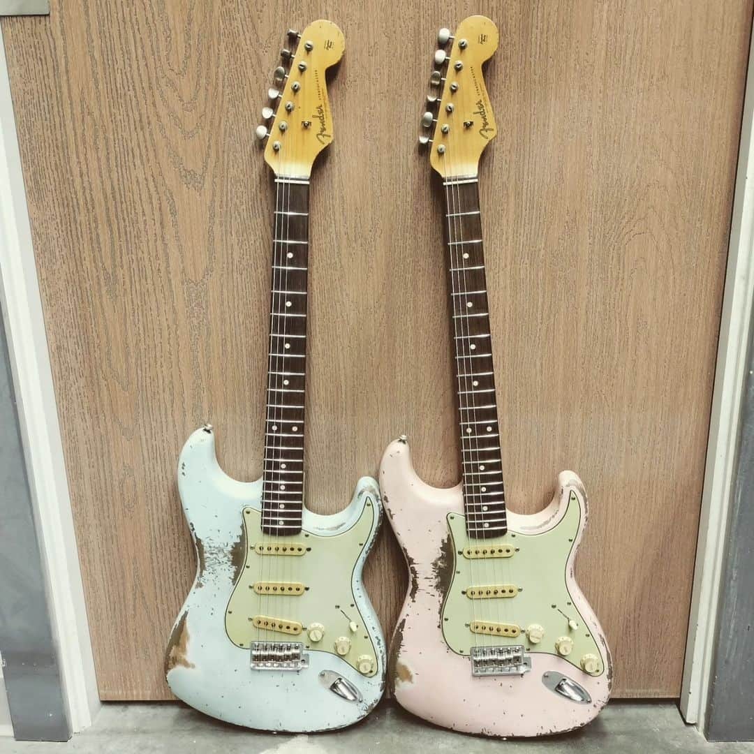 Fender Guitarさんのインスタグラム写真 - (Fender GuitarInstagram)「Two is always better than one! Check out these rad '62 Strats in Sonic Blue and Shell Pink built by @jsmith_fendercustomshop. Tag a partner you'd play these with! #Straturday」7月23日 1時01分 - fender