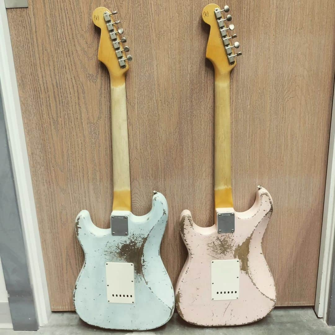 Fender Guitarさんのインスタグラム写真 - (Fender GuitarInstagram)「Two is always better than one! Check out these rad '62 Strats in Sonic Blue and Shell Pink built by @jsmith_fendercustomshop. Tag a partner you'd play these with! #Straturday」7月23日 1時01分 - fender