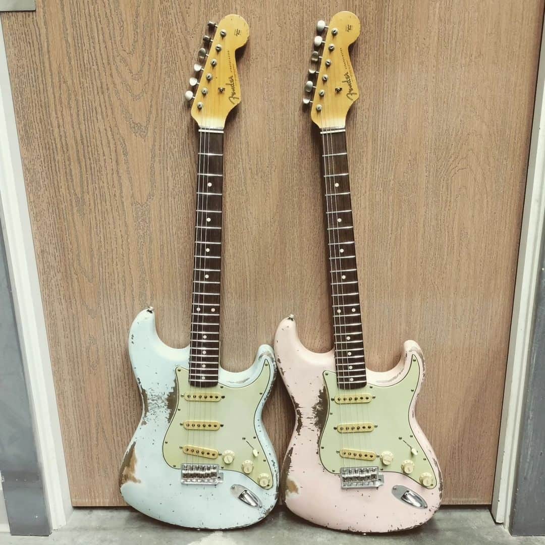 Fender Guitarのインスタグラム：「Two is always better than one! Check out these rad '62 Strats in Sonic Blue and Shell Pink built by @jsmith_fendercustomshop. Tag a partner you'd play these with! #Straturday」