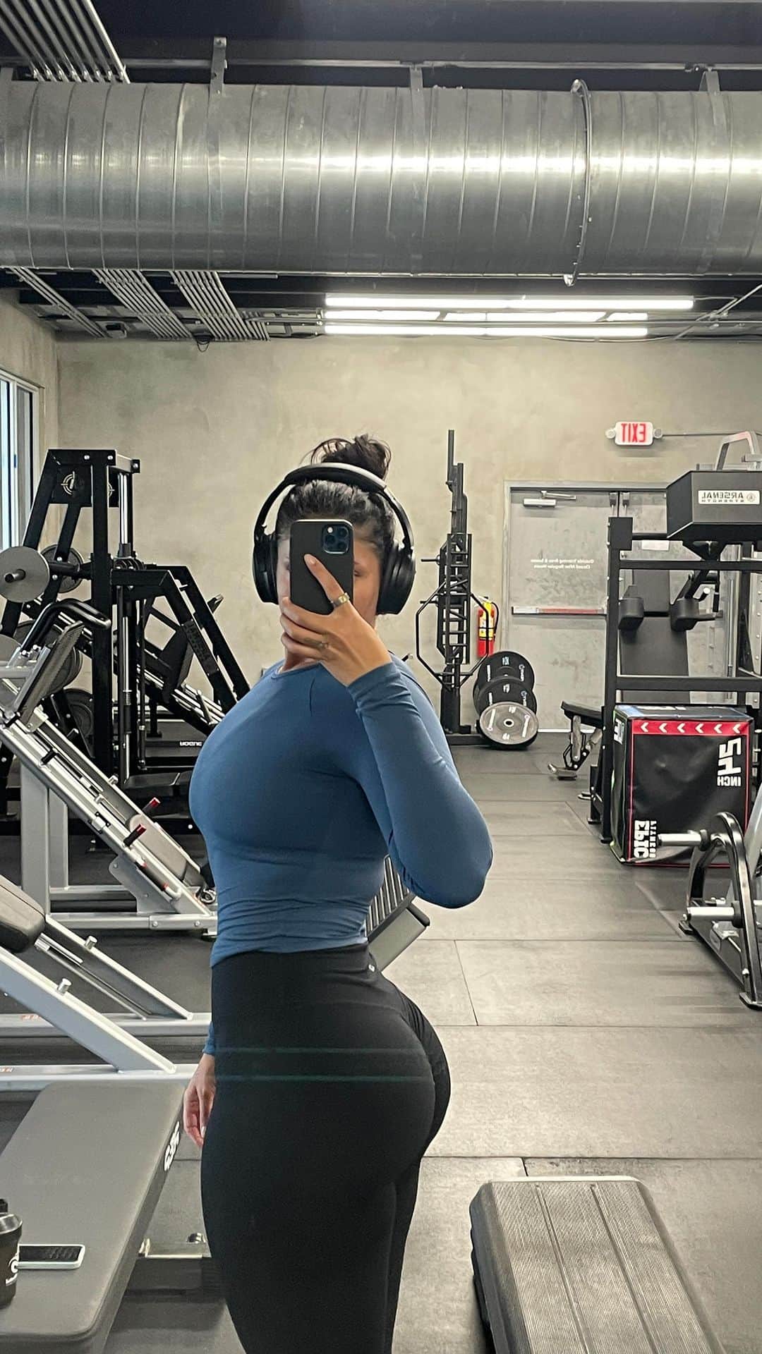 La'Tecia Thomasのインスタグラム：「lower body & 🍑 work!  I also tried a hack squat and I’m converted 🥹」