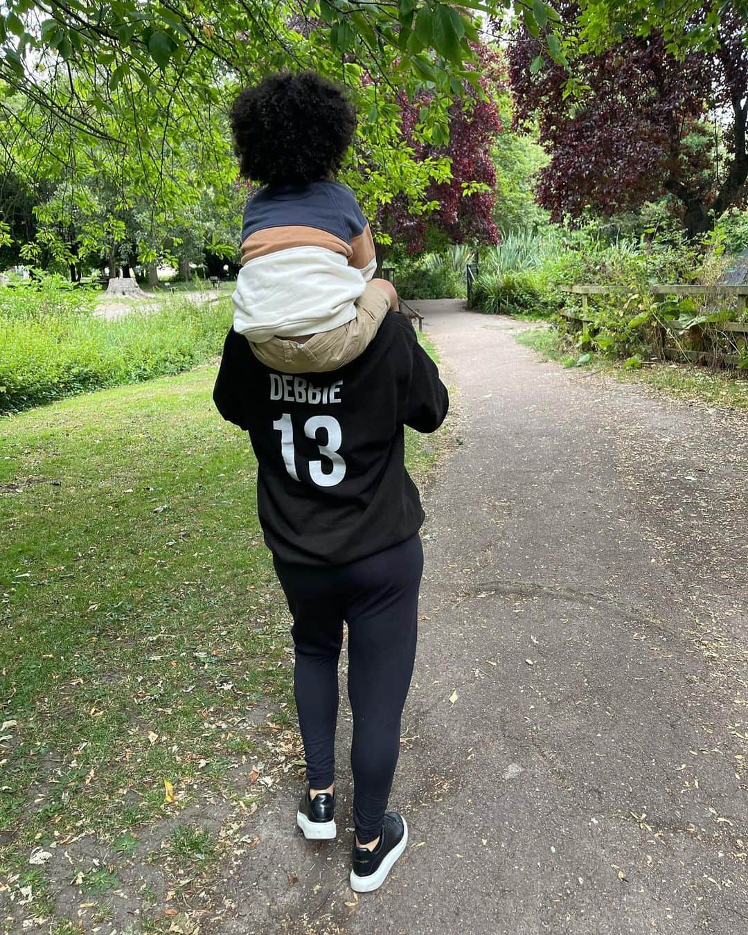 ナタリー・エマニュエルのインスタグラム：「With the nephew in #MamaDebs merch 🤣 #familytime」