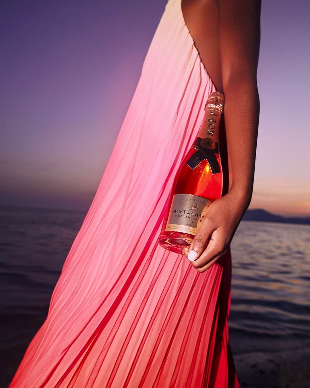 Moët & Chandon Officialさんのインスタグラム写真 - (Moët & Chandon OfficialInstagram)「Let the bright coral with intense gold reflections of Nectar Impérial Rosé fade into the kaleidoscopic sunset. ⁣ ⁣ #NectarImperialRose #ToastWithMoet #MoetChandon⁣ ⁣ This material is not intended to be viewed by persons⁣ under the legal alcohol drinking age or in countries⁣ with restrictions on advertising on alcoholic beverages.⁣ ENJOY MOËT RESPONSIBLY.⁣」7月23日 1時00分 - moetchandon