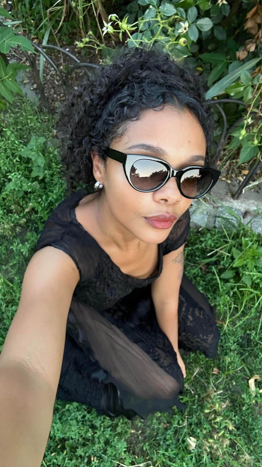 Warby Parkerのインスタグラム：「If your closet is predominantly black and you’re still drinking hot coffee in a heat wave, Blackberry Girl Summer is for you @ceciliagorgon」