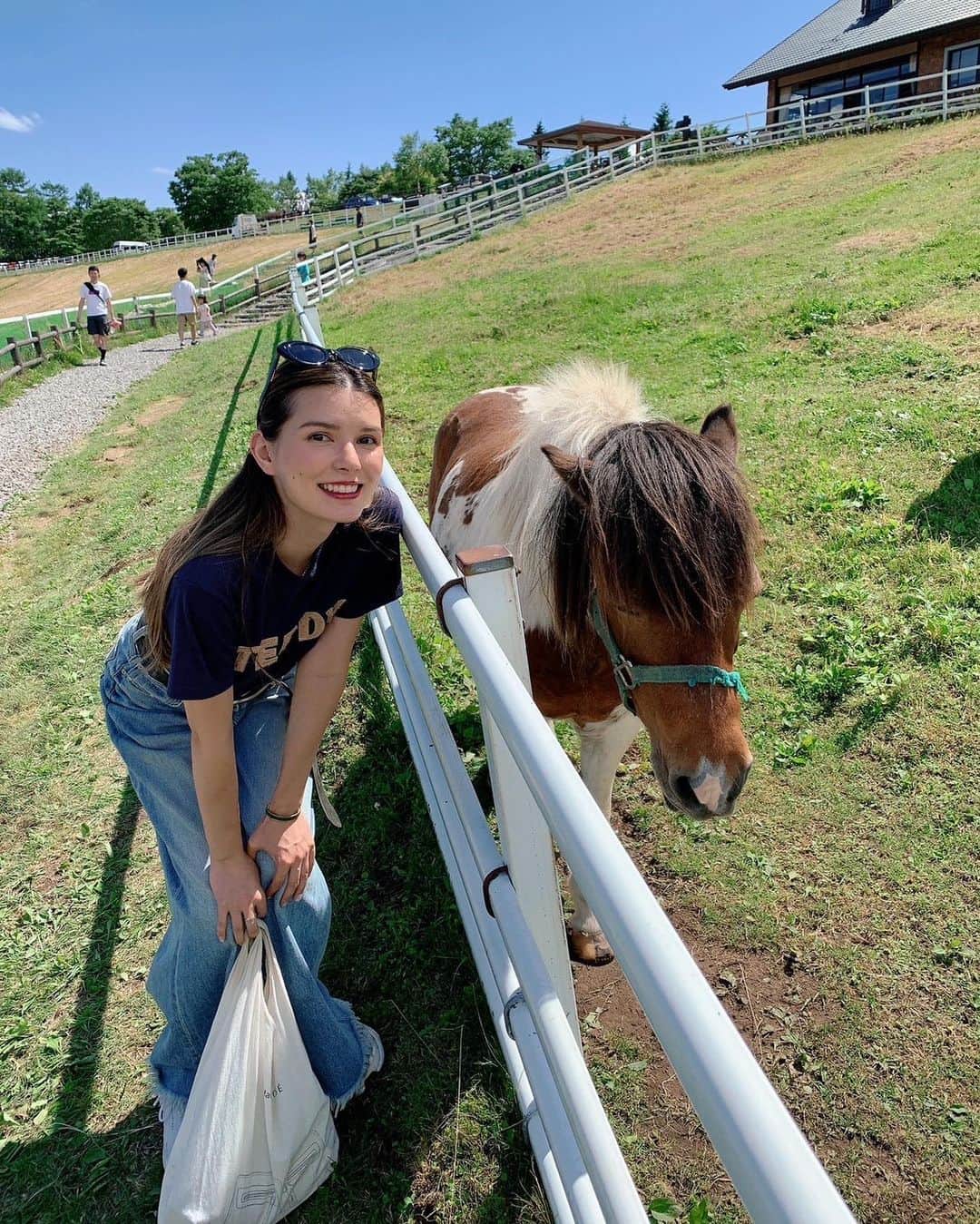 ケリーアンのインスタグラム：「🐑🐑🐑🐑🐑🐑🐑🌿  ポニーとヒツジに癒された☺️ 最高に楽しい☀️夏！って感じの誕生日を過ごせました❤️  B-day trip 🥳📍Kiyosato, Yamanashi 2023.7.16」