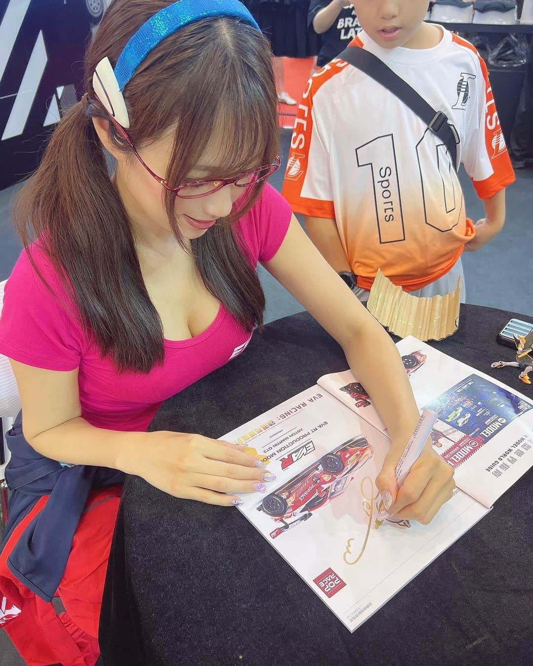 霧島聖子さんのインスタグラム写真 - (霧島聖子Instagram)「GTSHOW2日目も楽しかったです！ 時間いっぱいまで沢山の方にサイン会にお並びいただき謝謝🐼🙏🇨🇳 並んで下さる方もエヴァンゲリオンシリーズファンや日本のアニメ好きの方がとっても多くて親近感増し増しでした✨日本語でありがとうやこんにちはって話しかけてくれたり日本や私の事好きって言って貰えたり、嬉しい事ばかり☺️ 最終日もいっぱいサインするのでよろしくお願いします！❤️‍🔥  あと今日はPOPRACEのハンさんがサイン会のスケジュールを手書きで書いてくれました📄✍ 簡体字だと霧島聖子は雾岛圣子になるみたいです😌  6枚目、7枚目は溜溜哥さんという中国で有名なTiktokerさんがPOPRACEブースに来場されていた時の様子で、ミニカーにサインも書かせていただきました(*^^*)  溜溜哥さん本当に大人気ですごい人だかりができてた😳  #GTSHOW  #suzhou  #蘇州  #evaracing  #エヴァンゲリオンレーシング  #エヴァレーシング  #RQ  #racequeen  #レースクイーン  #イベント  #真希波マリイラストリアス役」7月23日 1時18分 - seiko_kirishima