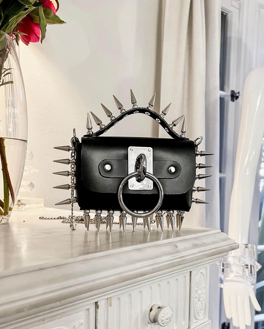 ZANA BAYNEのインスタグラム：「Every fallen angel deserves a Spiked Halo 🥀」