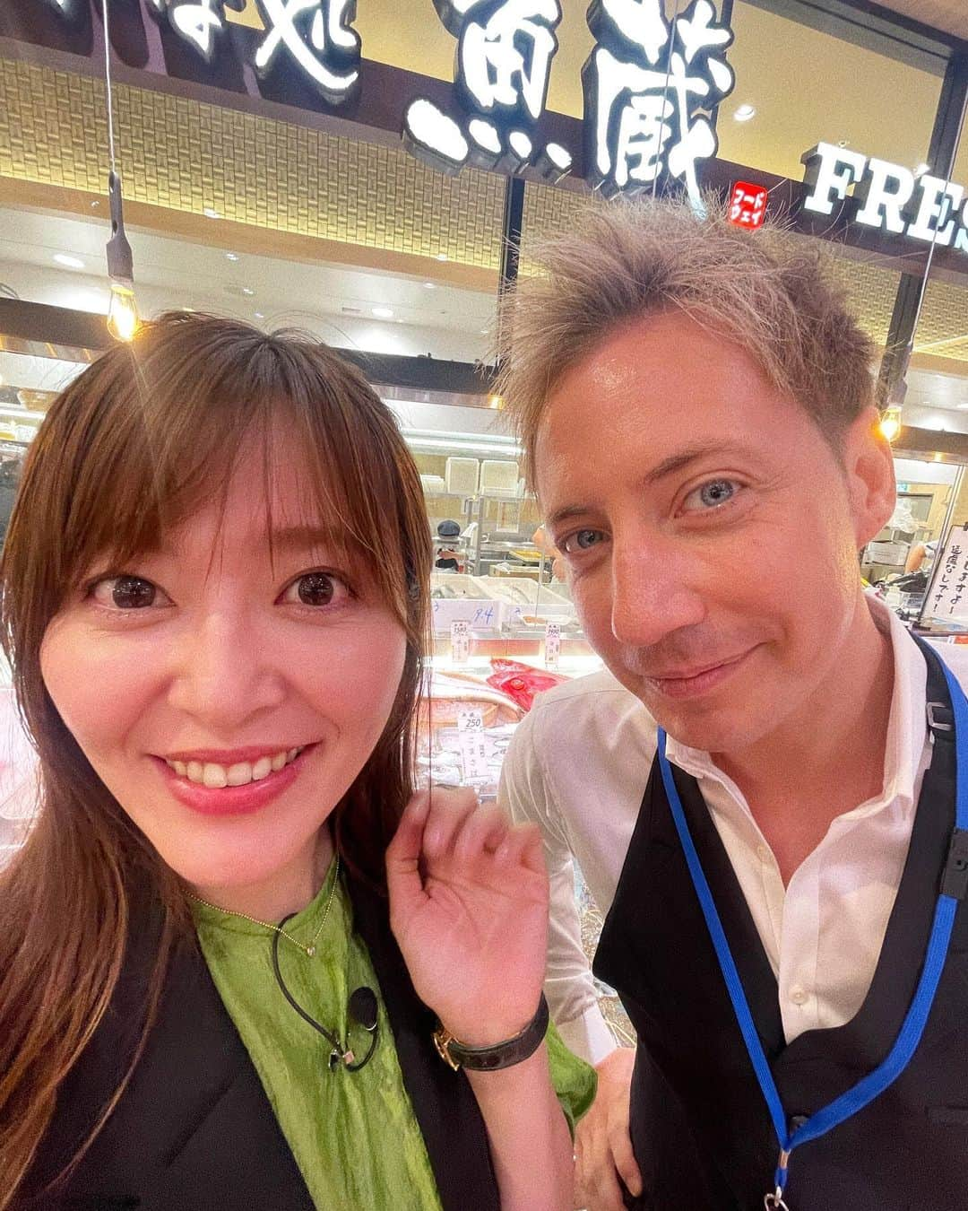 井上志帆子のインスタグラム：「. KBC Wish+のロケでフードウェイ直方店へ！！ ロケ日がグランドオープン日。 めちゃくちゃ活気付いてて、店員さんも超元気でいるだけでわくわくした〜 (普通に買い物もした)  フードウェイと言えば、CMでもお馴染みジョナサンシガーさん📷 色んなことさせられてました、、、🍖笑 付き合っていただきありがとうございました またよろしくお願いします😋  オンエアは7月26日です！  #なぜか魚眼カメラ#ディレクターさん盗撮#載せたら怒るかな？#キラキラリン #フードウェイ直方店#フードウェイ#ニューオープン#KBC#kbcwish」