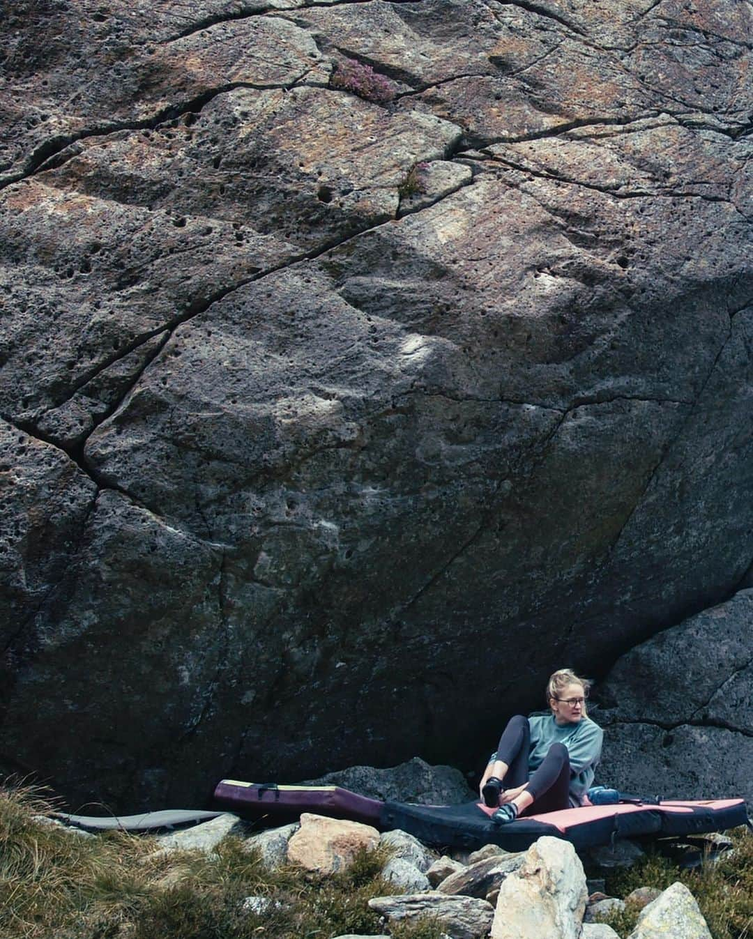 シャウナ・コックジーさんのインスタグラム写真 - (シャウナ・コックジーInstagram)「North Wales 😍 I love it!   Visiting my old haunts and having big days in the hills! Lots of hiking and so many good boulders. I have been climbing in North Wales for as long as I can remember and was really looking forward to filming both some classics and new (to me) gems. Can’t wait to share them on YouTube soon!   1. Loving adventures with babe  2. The undercut move on Pilgrimage - my proj in the cave from years ago. This move used to feel so hard and it felt so good the other day. Leaving it here as a reminder that I am strong enough to start trying the big link again ☺️ 3. Llanberis Pass 💓 4. Ultimate Warrior - a contender for the top 3 in the 50 best for sure  5. @thule Sapling making all the big hikes possible  6. Manou - totally worth the steep walk for this boulder and the view too!  7. Ogwen Valley 8. Essentials 9. So happy to finally have made up to the Mallory boulder!  10. Hot Pod, 8a.」7月23日 1時15分 - shaunacoxsey