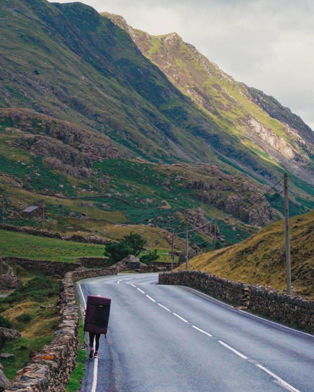 シャウナ・コックジーさんのインスタグラム写真 - (シャウナ・コックジーInstagram)「North Wales 😍 I love it!   Visiting my old haunts and having big days in the hills! Lots of hiking and so many good boulders. I have been climbing in North Wales for as long as I can remember and was really looking forward to filming both some classics and new (to me) gems. Can’t wait to share them on YouTube soon!   1. Loving adventures with babe  2. The undercut move on Pilgrimage - my proj in the cave from years ago. This move used to feel so hard and it felt so good the other day. Leaving it here as a reminder that I am strong enough to start trying the big link again ☺️ 3. Llanberis Pass 💓 4. Ultimate Warrior - a contender for the top 3 in the 50 best for sure  5. @thule Sapling making all the big hikes possible  6. Manou - totally worth the steep walk for this boulder and the view too!  7. Ogwen Valley 8. Essentials 9. So happy to finally have made up to the Mallory boulder!  10. Hot Pod, 8a.」7月23日 1時15分 - shaunacoxsey