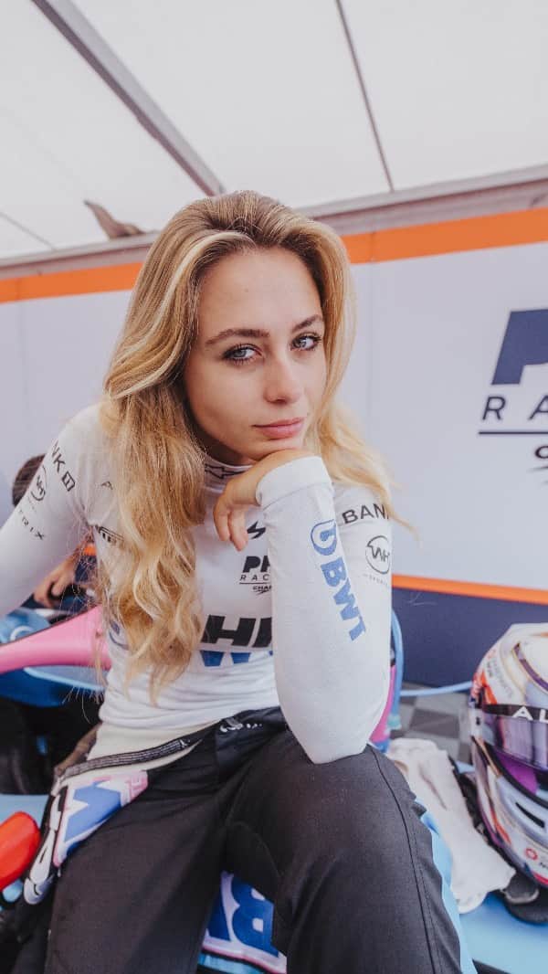のインスタグラム：「Anzeige // Race Weekend 🔥 der F3, F2 & natürlich F1 am Hungaroring! Definitiv eine Strecke mit tricky Kurven & hoher tyre degradation 💨 Alle morgen bei @wowtvde einschalten & Daumen drücken! ✊🏽Es wird spannend 🔥// @wowtvde // #sophia #sophia99 #changeagent #racegirl #racing #motorsport #soptimism #unscripted」