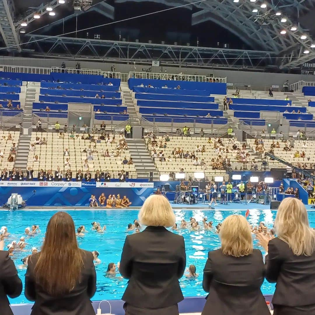 倉林知子さんのインスタグラム写真 - (倉林知子Instagram)「Huge thank you for all staffs from around the world, of course atheles, creating such a great event of artistic swimming in World Aquatics Championship 2023 Fukuoka. Gala exhibition was also an amazing one. Photo: -My wonderful co-announcer Helen🇬🇧 -Well-known male artistic swimmer Bill May🇺🇸 -Former Olympian Fumiko Asahara🇯🇵 -Music master Jamie🇨🇦 -Special MC John🇦🇺  Added: I was also announcing at the venue of artistic swimming in World Aquatics Masters Championships in Kagoshima. See:https://www.instagram.com/p/Cv8nNmASc0l/?igshid=MzRlODBiNWFlZA==  世界水泳選手権2023福岡大会、アーティスティックスイミングのスタジアムMCをつとめさせて頂きました。  間近で世界のトップアスリートたちの演技が観られて、世界一誕生の瞬間に何度も立ち会えて幸せでした😌本当に贅沢。 「いちアーティスティックスイミングファン」から「熱烈なアーティスティックスイミングファン」になりました。  スタッフの皆さんにも恵まれて毎日が本当に楽しかったです！既に淋しい。  写真は 英語アナウンサーのヘレン🇬🇧 男性のアーティスティックスイマーの先駆けビル•メイさん🇺🇸 元オリンピックメダリストの浅原史子さん🇯🇵 ミュージックマスターのジェイミー🇨🇦 スペシャルMC•ジョン🇦🇺です。多国籍✨  選手がみんなプールに入ったガラも感動しました。チーム日本の演出が素敵。  追記: 「世界マスターズ水泳選手権大会」でもアーティスティックスイミングの会場でアナウンサーをつとめました。この時は英語アナです→https://www.instagram.com/p/Cv8nNmASc0l/?igshid=MzRlODBiNWFlZA==  #世界水泳 #アーティスティックスイミング #福岡 #スタジアムMC #場内アナウンス #アナウンサー #水泳 #世界 #Fukuoka2023 #AquaFukuoka #worldaquatics #artisticswimming」7月23日 1時27分 - tomoko.kurabayashi