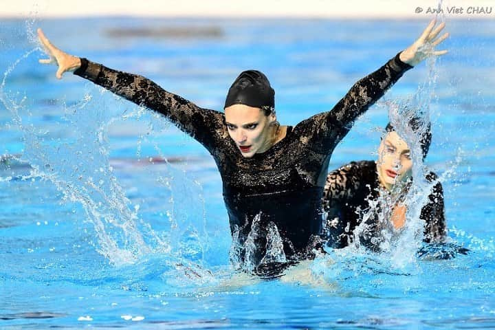 ヴィルジニー・デデューさんのインスタグラム写真 - (ヴィルジニー・デデューInstagram)「Duo | Solo IMPROVISÉ 💙🤗 • Fin des Championnats du Monde aujourd’hui… Qui dit fin -> Dit Show Final …. • L’occasion pour moi de revenir sur celui de la WORLD CUP à Montpellier 🇫🇷 en mai 2023 & Notre Duo Improvisé avec Eve PLANEIX •  Peut-être aujourd’hui le moment le + Artistique de la Compétition Du aux nouvelles règles!!!  1 Moment INDISPENSABLE de CRÉATION …. ⚠️ 1 Artiste peut s’exprimer et crée Uniquement parce qu’il a une Maitrise extrême de la technicité de son Art/Sport Et donc inventer de nouvelles difficultés  Alors en espérant très vite un affinement de ces règles pour que l’on puisse toujours faire PROGRESSER notre Sport …. 💧🙏🏼🧜🏼‍♀️🧜🏼‍♂️  MERCI Eve pour ce moment Unique de Partage sur ta musique de solo 🎶  #n’insistePas qui signifiait beaucoup pour nous 2. 💙🤗🙏🏼🧜🏼‍♀️🧜🏼‍♀️ @eve_plnx @camillelellouche  #athlètes #artistes #swimmer #artisticswimming #synchronizedswimming #natationartistique #natationsynchronisèe #equipedefrance #swimsuit @natationartistique @decathlon @nabaiji @frenchsynchroteam @ffnatation  📸 @be1stof 👍🏼🙏🏼」7月23日 1時27分 - virginie_dedieuoff