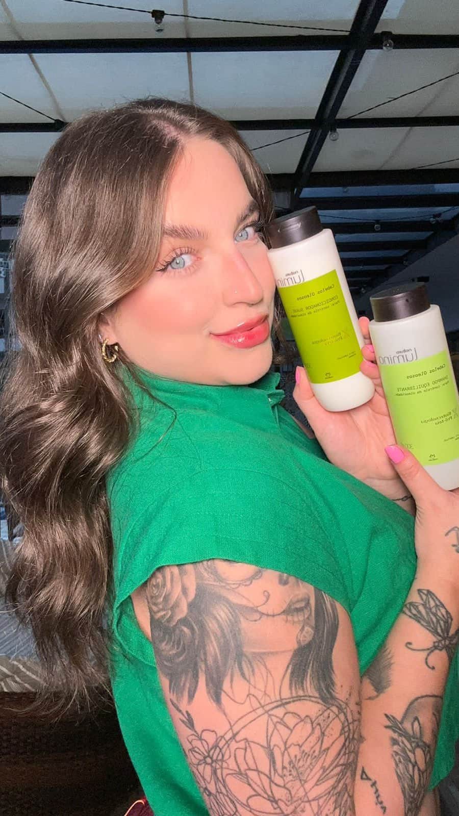 Bruna Unzuetaのインスタグラム：「Esse é meu segredinho para tratar oleosidade do meu cabelo, principalmente em dias corridos e de muitas produções! Natura Lumina tem um tratamento ideal para quem sofre com oleosidade! Ele trata tanto o fio quanto o couro, reduz a oleosidade por mais tempo, sem ressecar e sem causar efeito rebote. E o mais legal, quanto mais vc usa, menos oleosidade seu couro passa a produzir! É tratamento de verdade! Curtiram a dica de milhões? #Publi #NaturaLumina @naturabroficial」