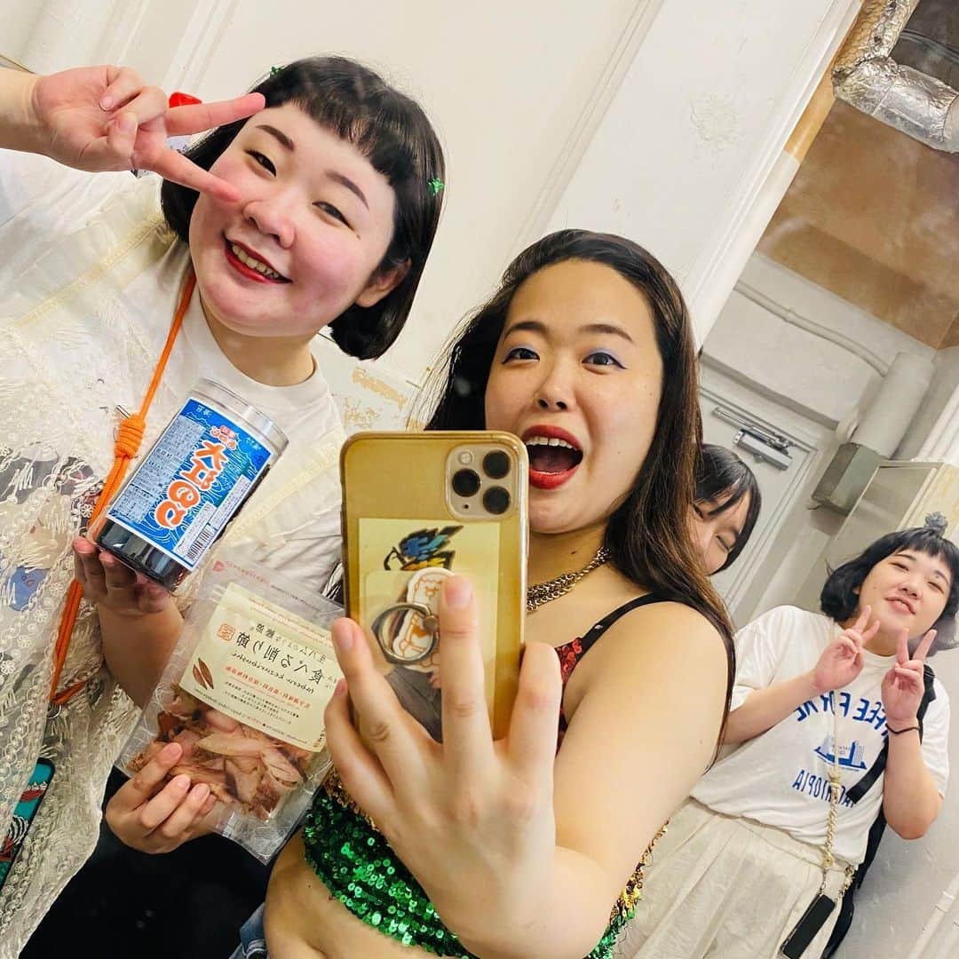 大納言光子さんのインスタグラム写真 - (大納言光子Instagram)「色々あった一日  オンナヅクシライブでベルサイユさんと漫才、そしてピンネタでは音響トラブル発生！でもなんだかそんなトラブルも楽しんでる自分がいました😆  坊ちゃん誕生日プレゼントありがとう！めっちゃ良いかつお節とのり頂いた😋チョイス最高過ぎよ💕  かなり前から計画していた餃子パーティーが遂に実現🥟🎉 同期の百瀬さつき、河邑ミク、坊ちゃん、そして急遽大阪からはっぴちゃんが集まって、百瀬の餃子を堪能させてもらった！ めっちゃ美味しかった！幸せだった🥰 久しぶりにほろ酔いパーフェクト🍺👌✨  #みんなで餃子100個包んだ #鶏皮餃子美味しすぎ #完食  #手料理最高  #貝貝感謝 #松竹芸能 #芸人 #お笑いライブ #japanesecomedian」7月23日 1時25分 - dinagonmitsuko