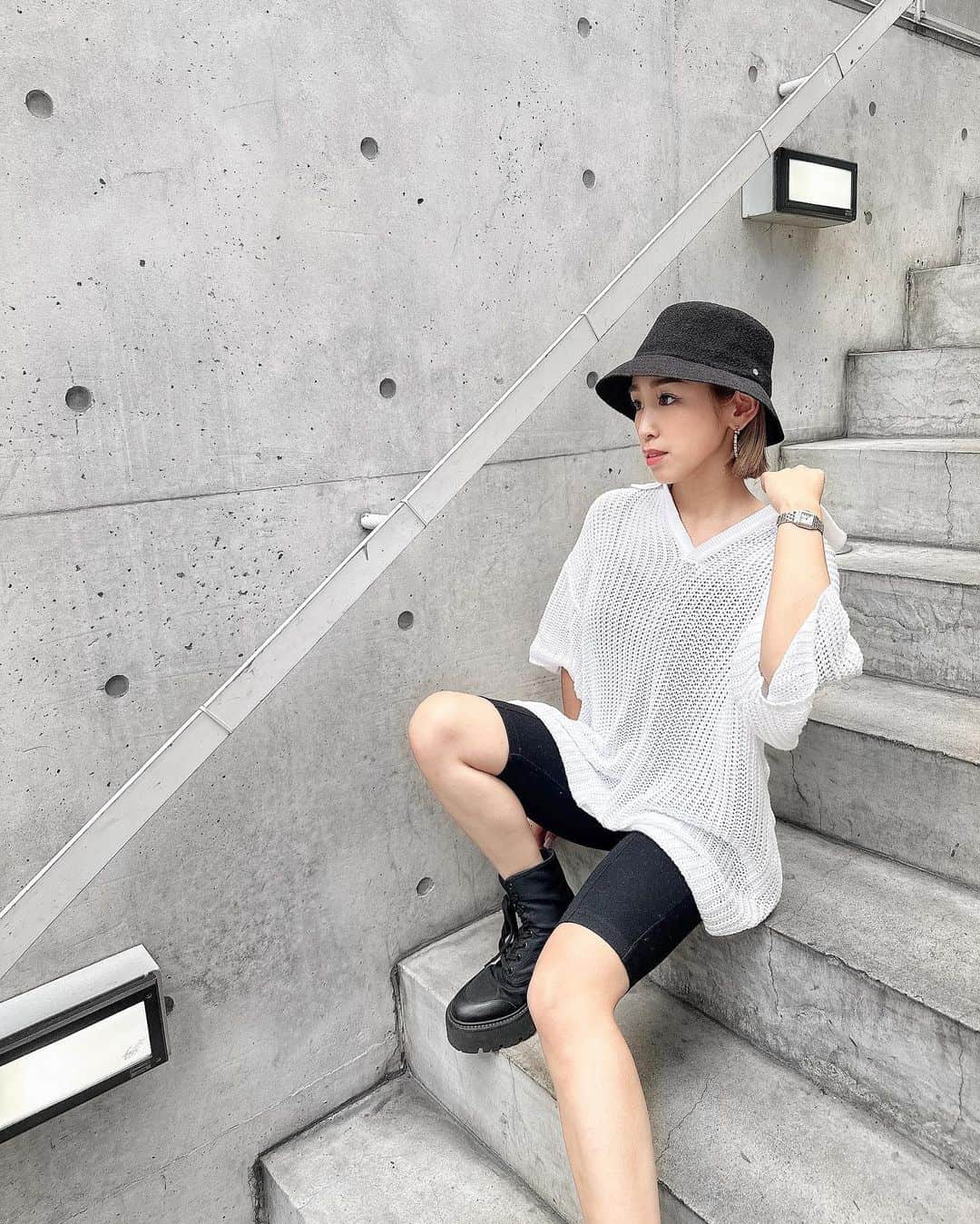 みにあやのインスタグラム：「梅雨も明けてカラッと 夏も本番って感じですね🌞  夏でもお洒落楽しみましょう〜😎🌴  ゆるっとトップス♡  サラッとした素材なので 夏でも着やすいサマーニット🌟  水着の上からでも、パッと 着れるので重宝する予感💡  　　 OOTD ￣￣　　　 ￣￣ ▪︎スキッパーポロニットトップス ブランド：GRL 品番：dr567」