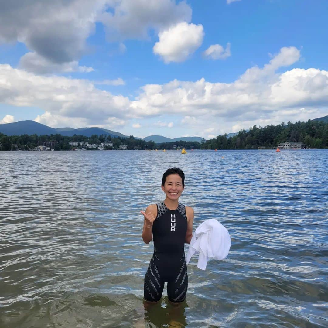 上田藍のインスタグラム：「. ☁️　☁️☁️　☁️　☀️☁️　☁️☁️　☁️ I am happy to be competing in the historic Ironman Lake Placid. I will do my best tomorrow. #IRONMAN🇺🇸 #lakeplacid 🌲🌲🌳🌳🌲🌲🌳🌳🌳🌲🌳🌲🌳🌲  レース前日のバイク預けを終えて、最終調整でスイム&ランを行ってレースイメージを作ってきました🏊️🚲️🏃✨いよいよ明日となりました☀️  スイムコースとなる湖は穏やかで透明度が高く、気持ちよく泳げました🤗 水温は22.5℃くらいとのことで、プロカテゴリーはウェットスーツ着用ではなく、スイムスキン(写真📷️で着用している水の抵抗を軽減するウェア)でのレースとなりそうです🏊️✨ ※アイアンマンは、22℃以下だとウェットスーツ着用可というプロカテゴリーのルールがあります📝✨ スイムコースの所にはアイアンマンの石碑があり、レイクプラシッド大会は歴史のあるトライアスロンの場所なのだと知り、そこで挑戦できることを嬉しく思います😳❇️  バイク&ランのコースは共にアップダウンのある、私の好きなタイプのコースレイアウトだったので、しっかりチャレンジしてきたいと思います💪😀☀️  7/23(日)現地時間🇺🇸6時27分スタート (日本時間🇯🇵19時27分スタート✨)  BIGパワーを宜しくお願いいたします🤗🌿 ベストを尽くしてきます🌺  #アイアンマン #粘りのレースをしてきます #トライアスロン #上田藍 #感謝🌿」