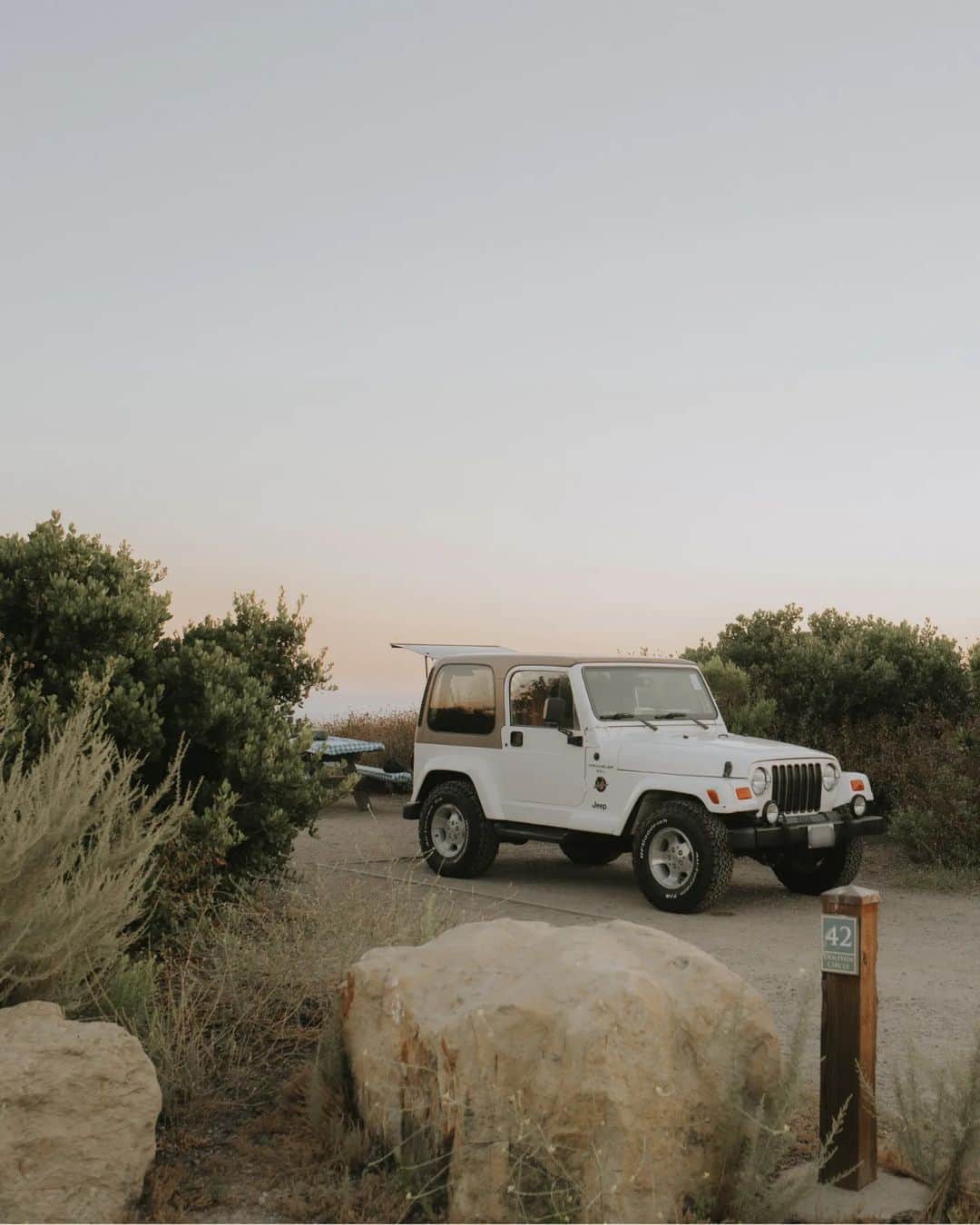 W E Y L I Eさんのインスタグラム写真 - (W E Y L I EInstagram)「Dreamy view with my dream Jeep 🥹 I went on my first solo trip with the Jeep this past week and had the best time! I scored a one night stay at Crystal Cove Moro SP campground in Laguna Beach about 6 months ago. I have been anticipating this trip since then! I swear, securing a good camp spot can be like lining up for Jordans 😂 (wait do people still line up for Jordans or am I just too old? lol)   Not all great campsites are hard to come across tho! I often score amazing first come first served sites by luck or find gems while dispersed camping. But it's always good to have a backup plan when you don't have a reservation!   Here are some of my top favorite apps or sites to find camp spots:  1. Recreation.gov  2. Google (search campgrounds in your area) 3. Hipcamp (for unique experiences, usually privately owned land) 4. Free Roam (our go-to app for finding dispersed campsites aka BLM land. Free camping with no services. Pack in, pack out!)    #camping #jeeptj #lagunabeach」7月23日 6時52分 - weylie