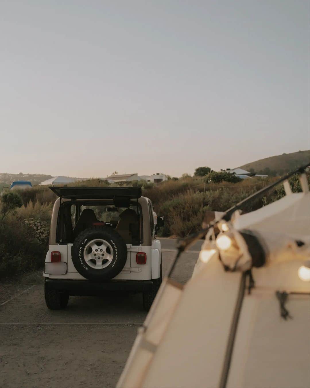 W E Y L I Eさんのインスタグラム写真 - (W E Y L I EInstagram)「Dreamy view with my dream Jeep 🥹 I went on my first solo trip with the Jeep this past week and had the best time! I scored a one night stay at Crystal Cove Moro SP campground in Laguna Beach about 6 months ago. I have been anticipating this trip since then! I swear, securing a good camp spot can be like lining up for Jordans 😂 (wait do people still line up for Jordans or am I just too old? lol)   Not all great campsites are hard to come across tho! I often score amazing first come first served sites by luck or find gems while dispersed camping. But it's always good to have a backup plan when you don't have a reservation!   Here are some of my top favorite apps or sites to find camp spots:  1. Recreation.gov  2. Google (search campgrounds in your area) 3. Hipcamp (for unique experiences, usually privately owned land) 4. Free Roam (our go-to app for finding dispersed campsites aka BLM land. Free camping with no services. Pack in, pack out!)    #camping #jeeptj #lagunabeach」7月23日 6時52分 - weylie