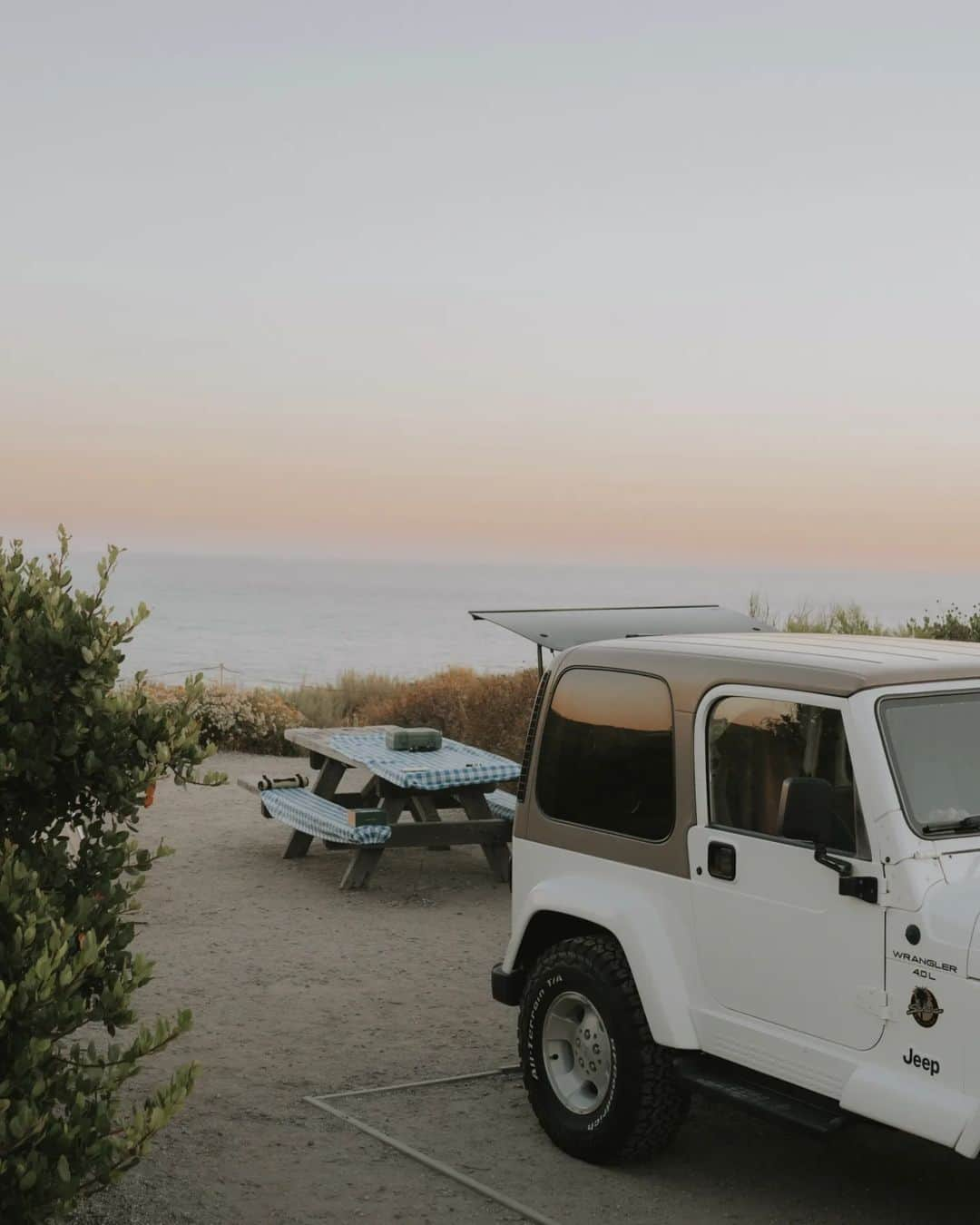 W E Y L I Eのインスタグラム：「Dreamy view with my dream Jeep 🥹 I went on my first solo trip with the Jeep this past week and had the best time! I scored a one night stay at Crystal Cove Moro SP campground in Laguna Beach about 6 months ago. I have been anticipating this trip since then! I swear, securing a good camp spot can be like lining up for Jordans 😂 (wait do people still line up for Jordans or am I just too old? lol)   Not all great campsites are hard to come across tho! I often score amazing first come first served sites by luck or find gems while dispersed camping. But it's always good to have a backup plan when you don't have a reservation!   Here are some of my top favorite apps or sites to find camp spots:  1. Recreation.gov  2. Google (search campgrounds in your area) 3. Hipcamp (for unique experiences, usually privately owned land) 4. Free Roam (our go-to app for finding dispersed campsites aka BLM land. Free camping with no services. Pack in, pack out!)    #camping #jeeptj #lagunabeach」