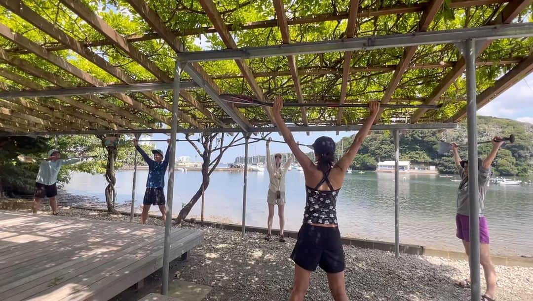 高松いくのインスタグラム：「🌊SUP 前に準備運動🧜‍♀️  ほぐしているこの時間に  皆さんが今日、どんなSUPをやりたいのかヒアリング👂  どんなツアーが良いか、ご要望を伺い一緒に決めます😊  海の状況や、注意事項、安全目標をお伝えして  準備はバッチリ👍  #sup #ツアー 内容は　皆さんと話して、海の状況で決めます  ✔️いっぱいガッツリ漕ぎたい❗️ ✔️のんびりちょこっと漕いでみたいだけ🙈 ✔️子供と一緒に ✔️SUPヨガをガッツリやってみたい ✔️SUPを漕ぐのと森をランニングしたい ✔️SUP漕いでからデッキでのんびりヨガがしたい  などなど、2時間の間のスケジュールは🗓️ 同席されるお客様ともご相談にはなりますが  いつも、いらっしゃる方々のご要望で決めていきます  ５名〜６名団体様でしたら、貸切OK🙆🏽‍♀️内容確実に自由🗽🆓  今回は たっくさん漕いで、遊んで、リズムトレーニングした後は  SUPヨガでストレス&リラックス (もしくはガッツリSUPyogaActive)  となりました😆  #森 #ランニング も可能  #デッキ で#yoga も可能🉑  #漕ぎたい #トレーニング #アクティブ 大歓迎🙌  #のんびり　#リラックス　#親子　#キッズ  『SUP』といってもいろんな楽しみ方が出来ます😊」