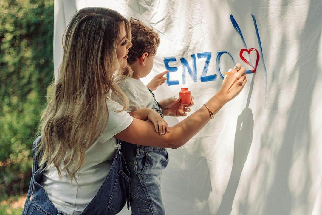 ステファニア・フェルナンデスさんのインスタグラム写真 - (ステファニア・フェルナンデスInstagram)「Liam presenta el nombre de su hermanito: Enzo 💙  Desde mucho antes lo quise involucrar en todo lo relacionado a su hermano por eso el día de fotos dije vamos a realizar una actividad donde el pinte una sábana y quede el recuerdo con el nombre de su hermano.  Fue un momento muy especial.   Gracias @edgarfuentesph por estás fotos. Representa mucho para mi.」7月23日 1時28分 - stefaniafernandezk