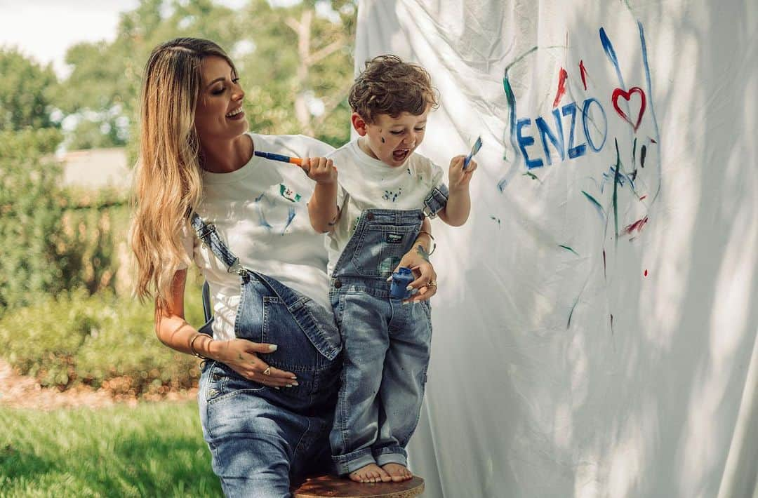 ステファニア・フェルナンデスのインスタグラム：「Liam presenta el nombre de su hermanito: Enzo 💙  Desde mucho antes lo quise involucrar en todo lo relacionado a su hermano por eso el día de fotos dije vamos a realizar una actividad donde el pinte una sábana y quede el recuerdo con el nombre de su hermano.  Fue un momento muy especial.   Gracias @edgarfuentesph por estás fotos. Representa mucho para mi.」