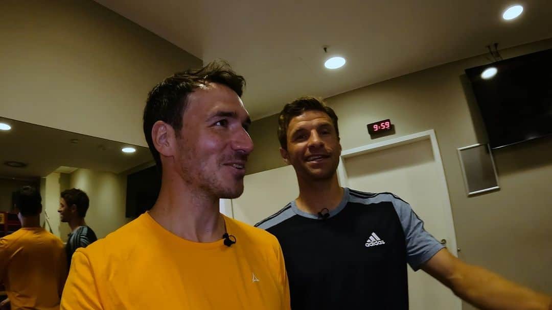 トーマス・ミュラーのインスタグラム：「Während der Corona-Zeit haben @felix_neureuther und ich schon mal interessante Trainingsvideos zum Nachmachen abgedreht. Dieses Mal haben wir uns in der Allianz Arena getroffen und neue Videos abgedreht, um euch fitter und koordinativ besser zu machen.   Im ersten Teil dieser DA SCHAU HI-Serie mit dem Motto „Beweg dich schlau“ widmen wir uns in der @fcbayern-Kabine dem Thema Konzentration.   Schaut`s rein und macht die Übungen nach! Gehirnjogging ist angesagt.」