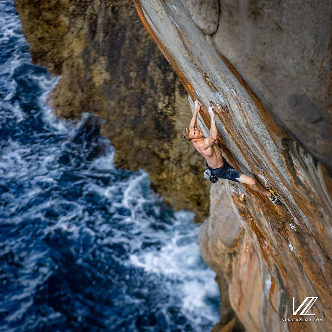 ヤコブ・シューベルトのインスタグラム：「DWS is like free soloing but with a very nice insurance. Still at a certain height you get into this special zone of full focus and control. Something I felt for the first time on Alasha, an unforgettable feeling that made me fall in love with the discipline of deep water soloing! Check out part 1 of my Deep Water Solo Series, link in bio 💪🏻 • • Photo by @vladek_zumr  • @mammut_swiss1862 @gloryfy_unbreakable @raiffeisentirol @subaru_austria @lasportivagram @thecrag_worldwide  #rockclimbing #climbing #dws #deepwatersolo #mallorca #video #athlete #sportsphotography」