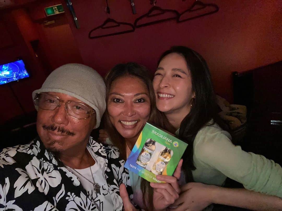 本間愛花のインスタグラム：「おふたりにお土産🇧🇷を 渡してきたよ❣️  Eu dei a ambos uma lembrança✨  #roppongi  #Amazones #cachaça」