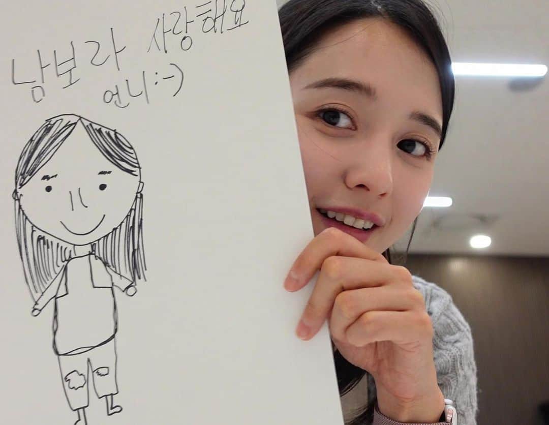ナム・ボラのインスタグラム：「엄마의 권유로 한 부모 가정 5가정을 모시고 요리교실을 열었어요.   쿠킹 클래스를 다녀보기만 했지 직접 준비 해보니 과정이 쉽진 않았지만  다들 요리하시고 즐겁게 돌아가시는 모습을 보니  힘들었던 시간들이 싸-악 잊어지면서 저도 덩달아 행복해지는 하루였습니다💕  한 아이는 저의 초상화까지 그려서 선물해 주고 갔어요😀❤️   제가 좋아하는 일로 다른들과 함께 즐거울 수 있다면  그것만으로도 충분히 가치 있는 시간이지 않을까 싶어요🎶」
