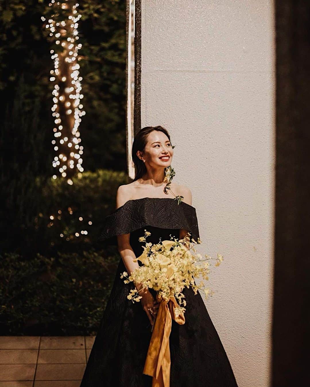 氏家夏乃のインスタグラム：「___  ʙᴀᴄᴋ ᴅʀᴇss  以前リールへ載せましたが #お色直しドレス はBlack color のジャガードオフショル🖤, @amtteliebe_wedding   大好きな黄色系も悩んだけど night gardenだったので ブーケ×リボンをyellowへ𓂃  （おそろいで#生花イヤーカフ も..）  手元にはお気に入りの 縦ラインパールのリングをpointでつけてます（7枚目） @saki_felice   上半身とフェイスラインがっつり 出るデザイン＋hair styleだったので、 めいさんのおかげでなんとか綺麗に着ることができました... 改めて感謝しかないです🥹✨✨✨ @shiratori_mei @face_mignon   ダウンスタイルのヘアメイクも かわいくて本当お気に入り🧚🏻‍♂️ @horihori_hairmake   . . .  こちらではwedding投稿 お し ま い〆  あとはweddingアカウントへ 投稿します〜〜🗒 見て頂けたら泣いて喜びます👀🍃 @natsuno_wedding   __________________________ #nightwedding #gardenwedding #nightgardenwedding #blackdresscode  #amtteliebe #アンテリーベ  #ブラックドレス花嫁 #カラードレスレポ #お色直しヘア #お色直しヘアメイク」