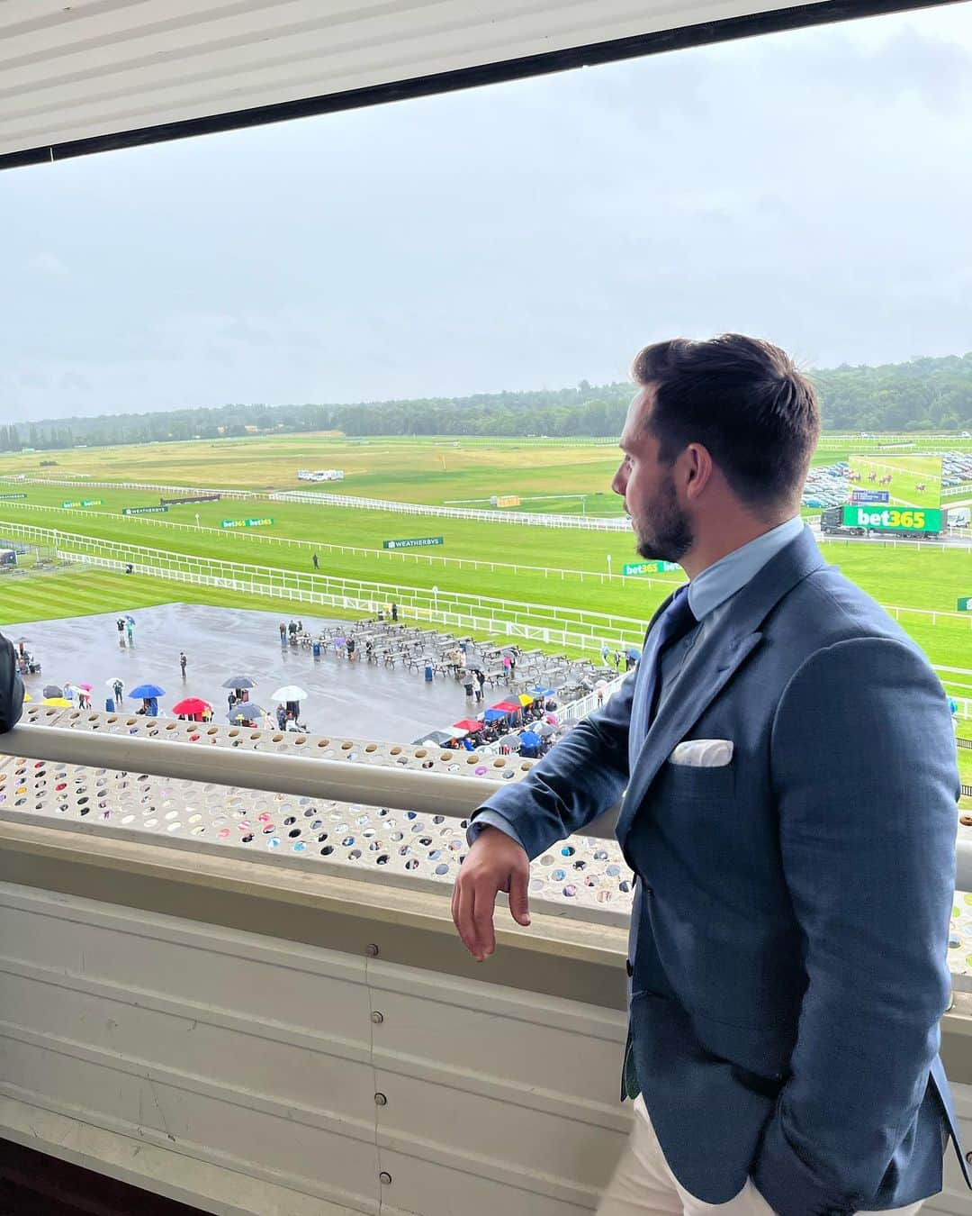 ジェイク・フラニガンのインスタグラム：「£6 quid up at the races. Wins a win 🤷🏽‍♂️🐎」