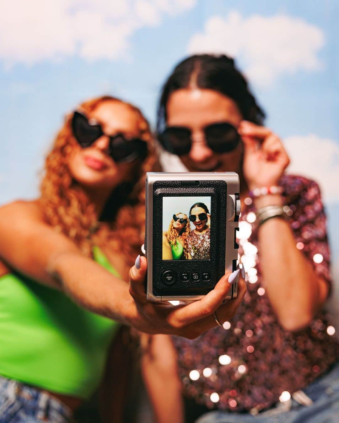 Fujifilm Instax North Americaのインスタグラム：「It’s selfie o’clock 🕔 Tag your bestie you love taking Instax selfies with 💗✨⁠ .⁠ .⁠ .⁠ #DontJustTakeGive⁠ #InstaxMiniEvo⁠ #ShowHowYouSeeTheWorld⁠ #Besties」