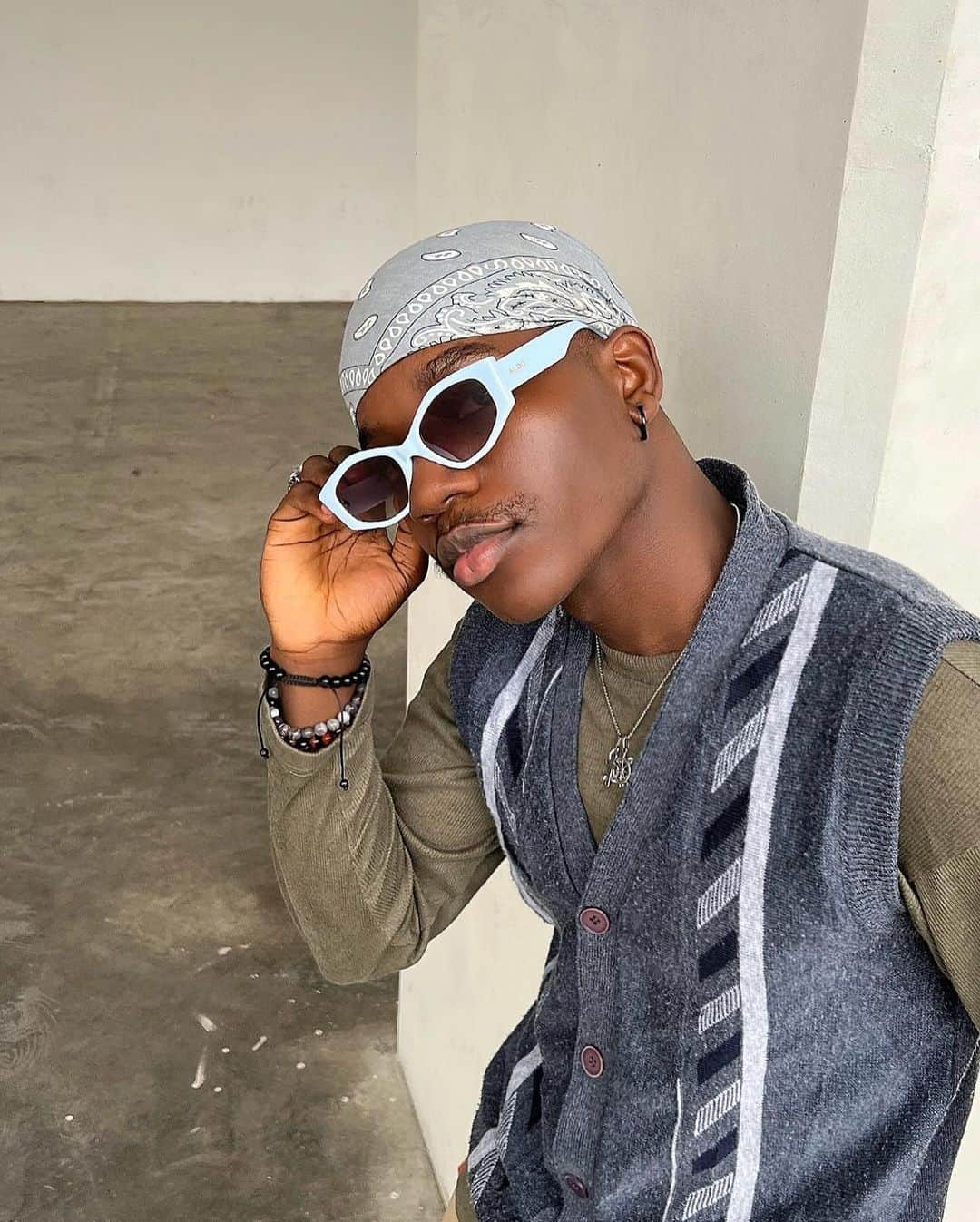 ALDO shoesさんのインスタグラム写真 - (ALDO shoesInstagram)「Vibe check. #AldoCrew @iremideadeoye.f ‘s weekend fit is giving major style inspo, featuring our Kyanite sneakers and cool Dongre shades. #AldoShoesNigeria」7月23日 2時01分 - aldo_shoes
