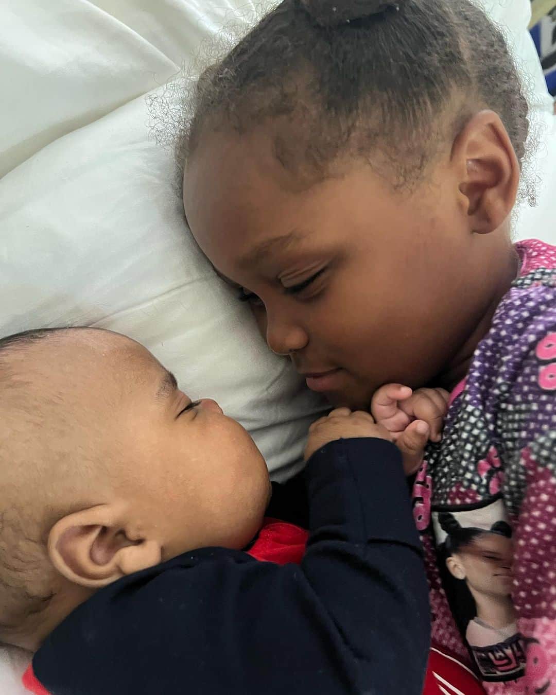 ケシア・ナイト・プリアムのインスタグラム：「I love how they love each other. 🥰 #Love #MyBabies」