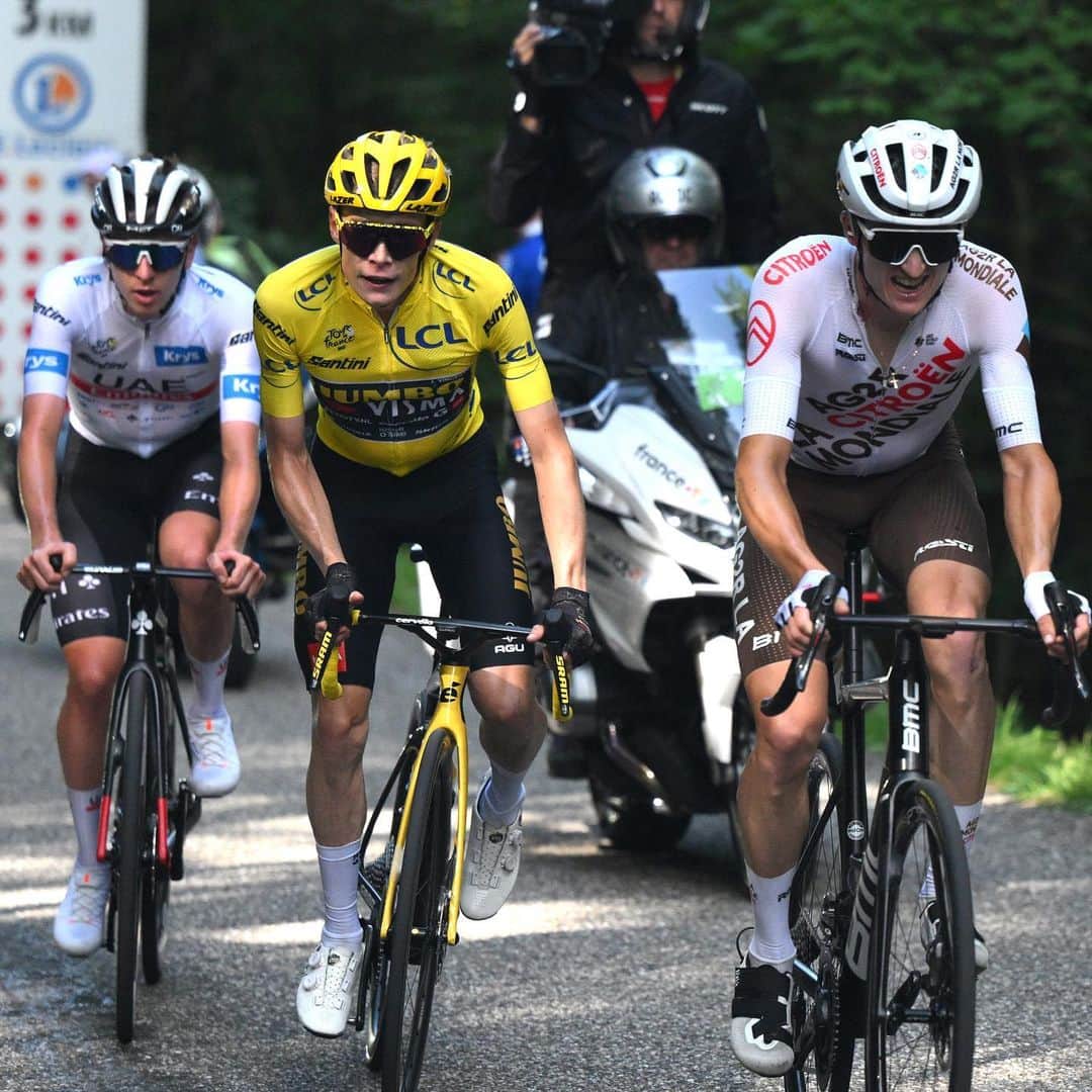 Citroënのインスタグラム：「🇫🇷 @letourdefrance   🥈 Conclure le Tour de France avec une 2e place au sommet du Markstein parmi les champions 🔥 Un grand bravo à Felix, à toute l’équipe et à l’ensemble du staff 🙌  🥈 Concluding the Tour de France with a 2nd place at the summit of Markstein among the champions 🔥 Congrats to Felix, the whole team and the entire staff 🙌  #AG2RCITROËNTEAM #RoulonsAutrement #RideDifferently - © Getty / KBLB」