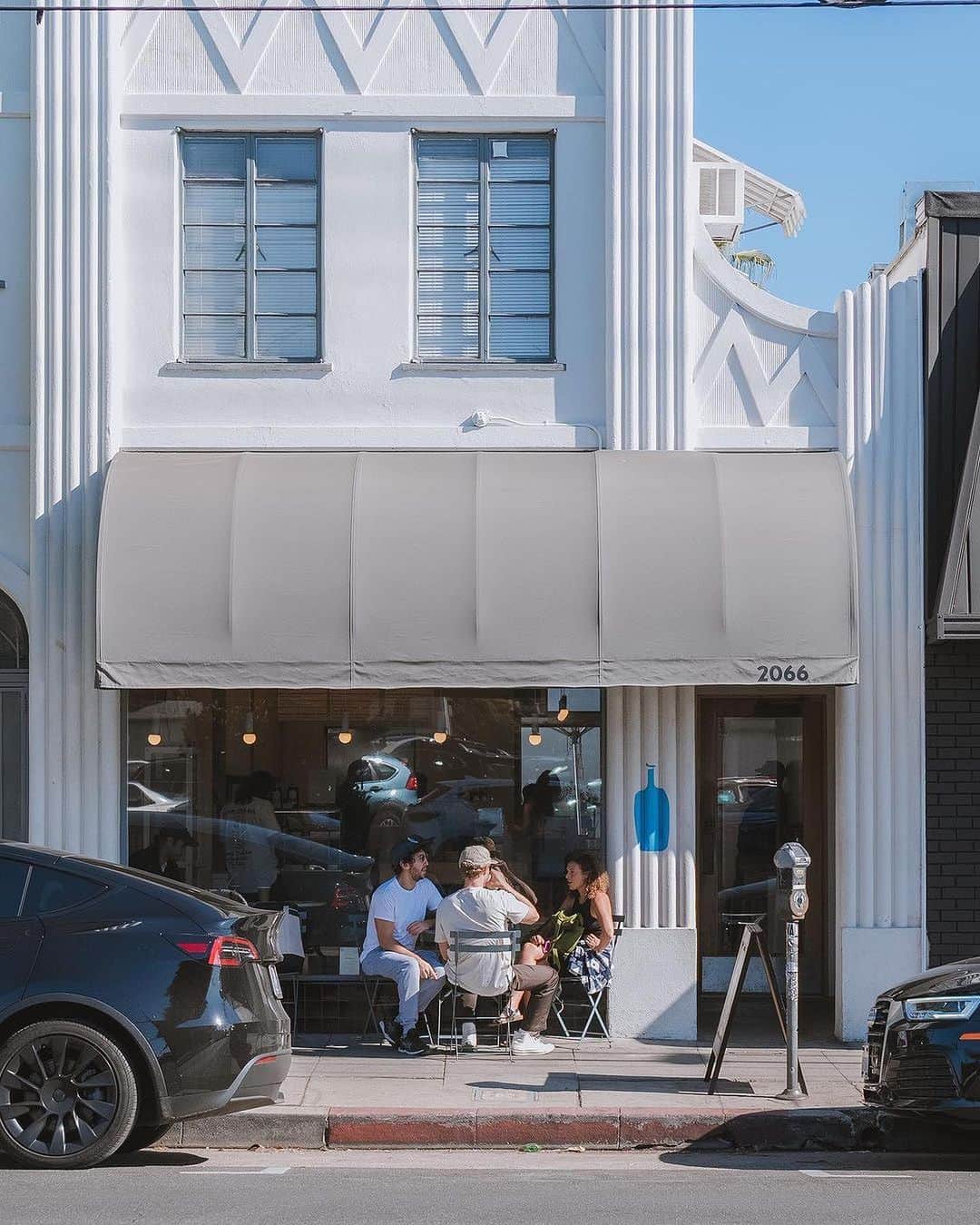 Blue Bottle Coffeeのインスタグラム：「The sun is out and our patios are calling. Which of our beverages is your summer go-to?   📍 Los Feliz Cafe 📍 Nanzenji Kyoto Cafe 📍 South Beverly Cafe」
