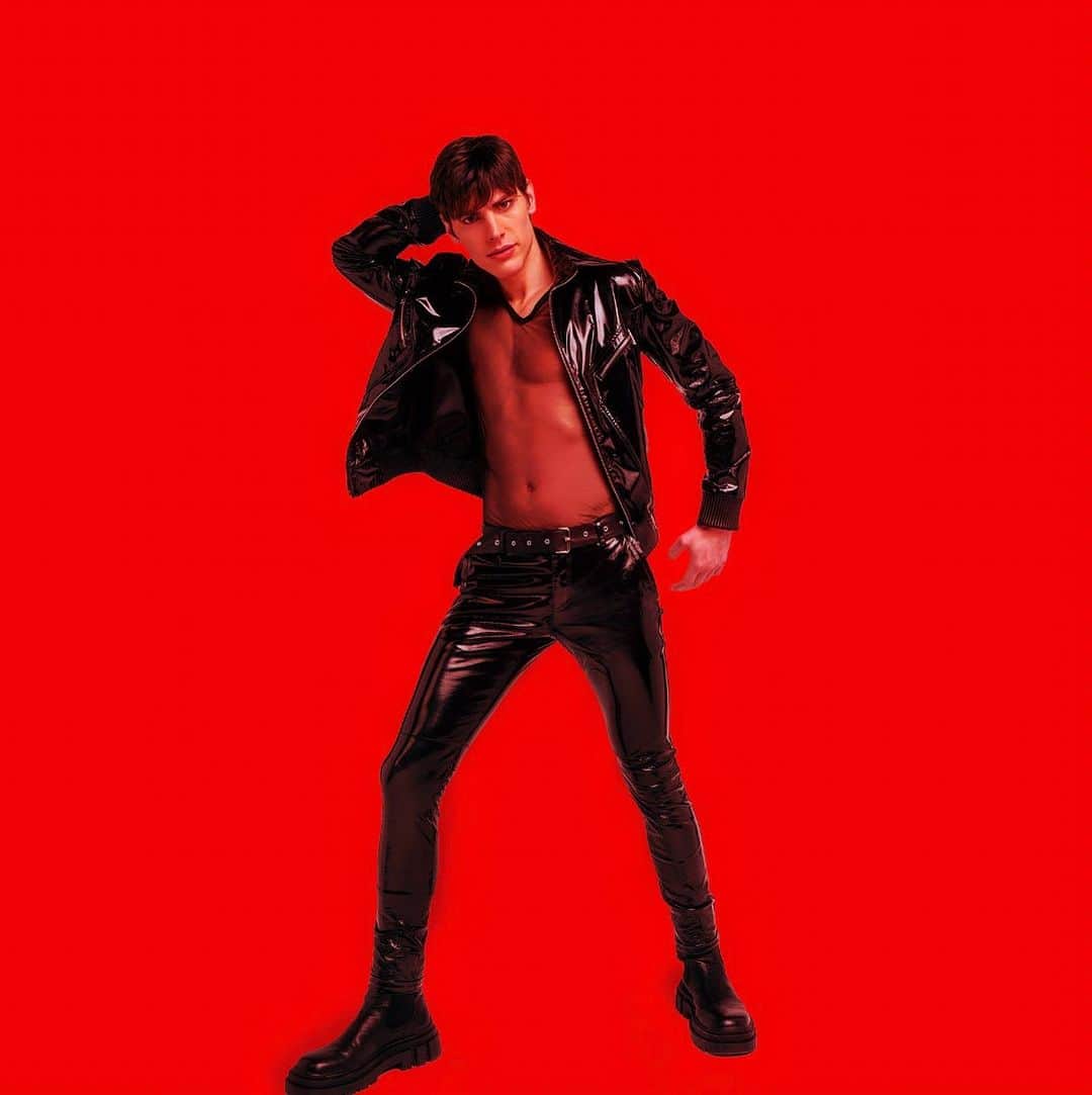 ジトロワのインスタグラム：「MASCULINITÉ ET CONFORT | featuring our ‘Jason’ jacket and the ‘HK’ trousers from our new men’s collection available on jitrois.com #Jitrois Thanks @charles.leto」