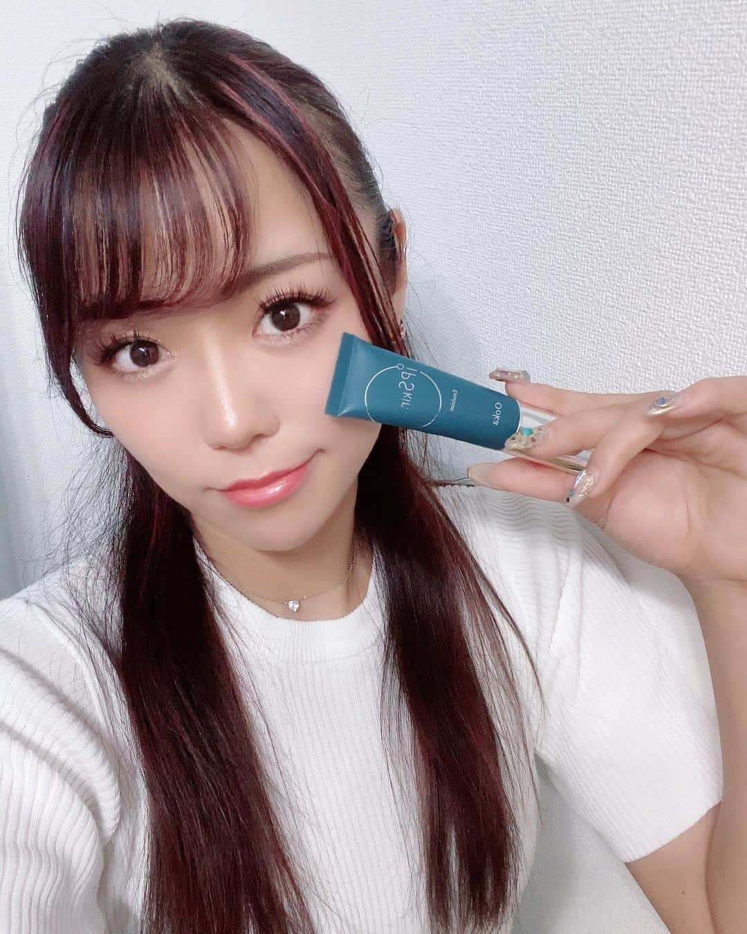 SIORIのインスタグラム：「まつえくバッサバサになったよー💜💜💜  上向きすぎて目がぱっきぱきのバッシバシ👀  夏のいい女目指して美容意識高めているところです😇  最近愛用し始めた美容オイル🙌  夏だからベタベタするのやでスキンケアいつも手抜きしがちなんだけど化粧水のあとに塗るオイルやるだけで朝の保湿力が全然違う🫠🫠🫠  オイルなのにサラサラなのでベタつかなくて使用感よすぎた🙌  最近肌だけはメイクとか汗で溶けちゃってどうにも誤魔化せないから綺麗に保ちたいお年頃です😂  おすすめあったらみんな教えてぇぇえ  #ipスキンエマルジョン #ips細胞培養上清液 #ooka #美容オイル #難しいことはよくわからない #けど #保湿が大事  #ってことだけは確か #夏 #乗り切ろう #明日は海 #行ってきます」