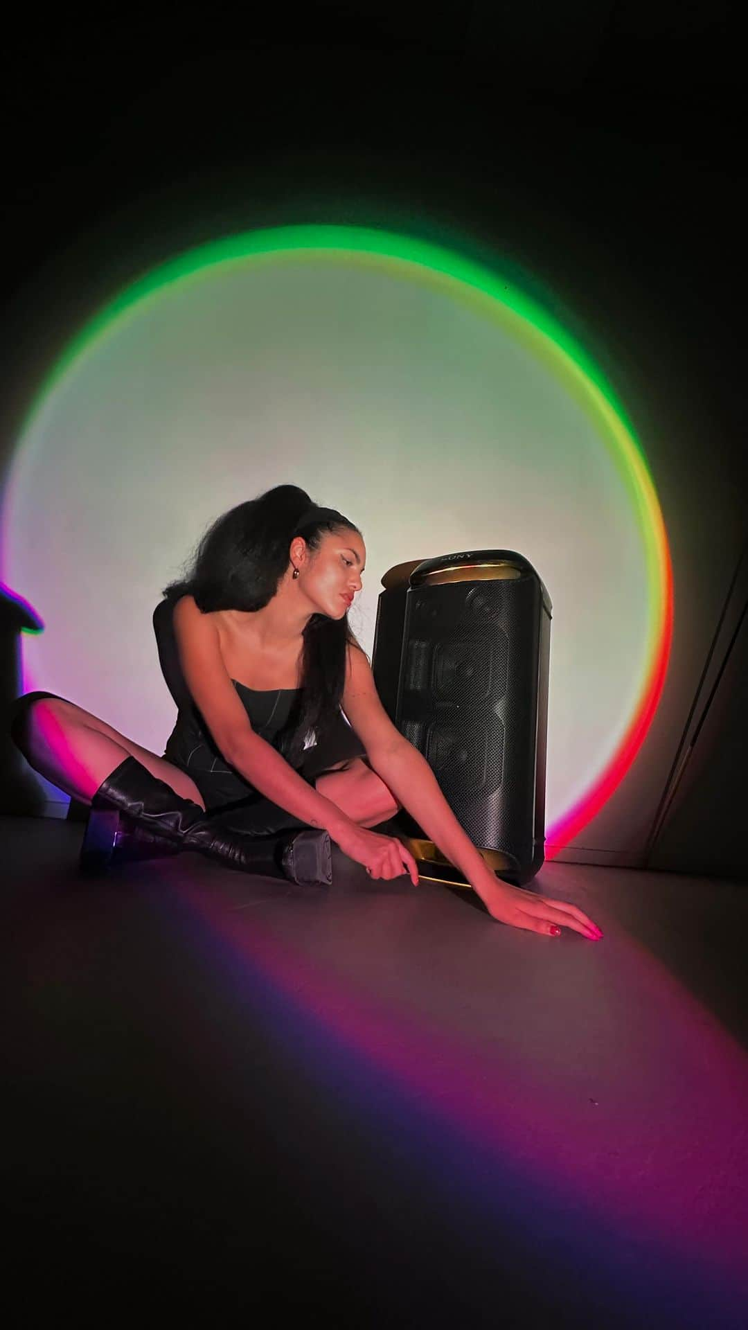 Julianna Townsendのインスタグラム：「I’M IN LOVE ‘ der SRS-XV800 ist perfekt für einen kraftvollen 360° Sound!  Richtig nice Bässe, perfekt für Party und natürlich auch geil zum Singen und um im Mini Set up bisschen Musik machen zu können!  Ihr wisst nicht, wie hyped ich war als ich die Box endlich ausprobieren konnte 🙌🏾 Lichteffekte gibts btw. auch noch 😍 #forthemusic#sony#SRSXV800」