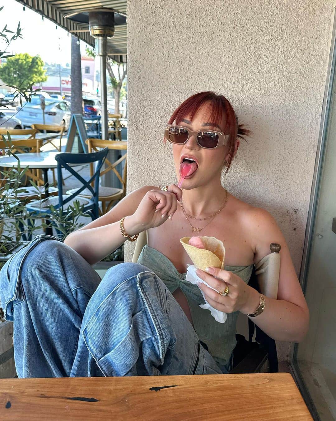 アリーシャ・マリーのインスタグラム：「pov: we’re on a date 🍦  what’s your fav ice cream flavor? unpopular opinion i hate mint and chip sue me hahaha」