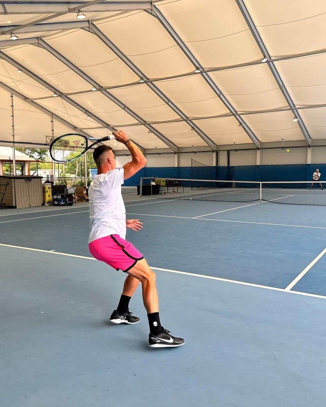 マートン・フチョビッチのインスタグラム：「Getting ready for the hard court tournaments at @gs_tenisz_club 🎾💪🏻」