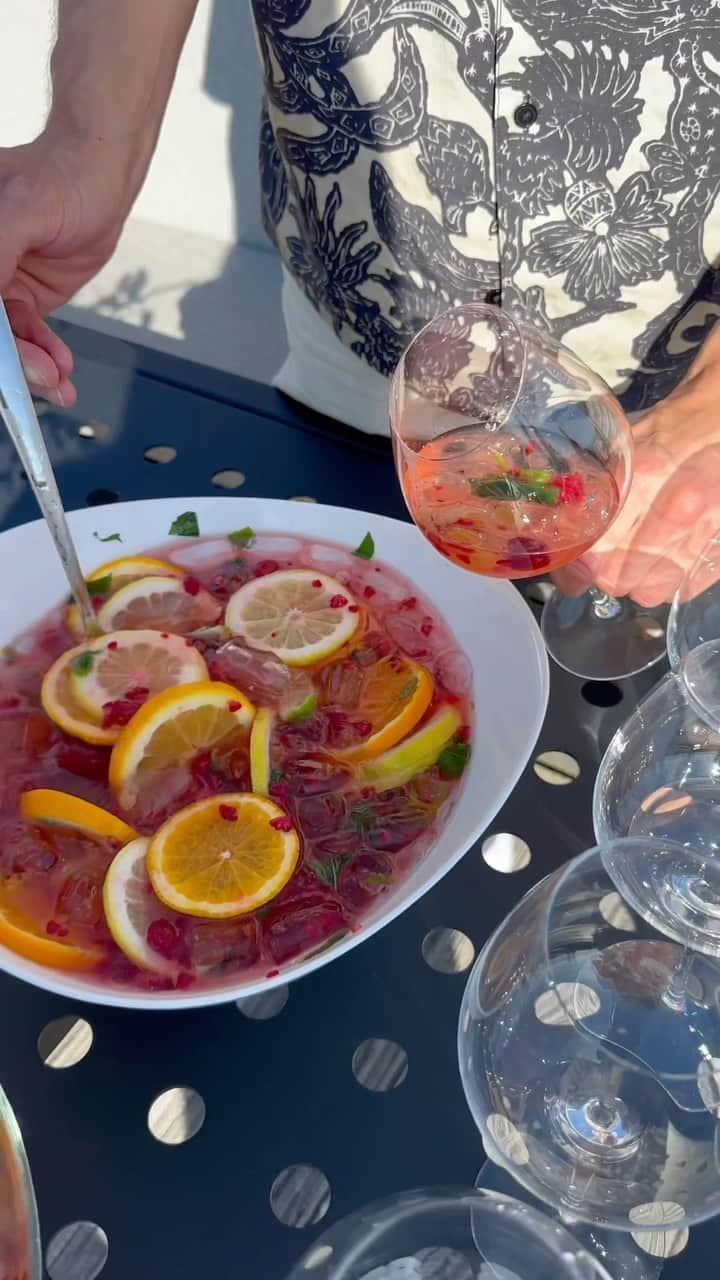 Inger-Lise Lillerovdeのインスタグラム：「Flere har spurt etter oppskrift på punchen vi hadde på takterrassefesten for litt siden, sooo here you gooo 🍹 Husk å lagre, så kan du imponere noen med verdens beste punch a’la Sven (som skal få ta æren for den, og ikke meg) 😅 Men helt ærlig… den beste jeg har smakt -frisk og god 🤤  2dl mango essens 1l sitron lemonade 2,5dl vodka Litt sitron taffel Litt prosecco 1 appelsin 1 sitron 1 lime Bringebær Mynte  Rør godt, nyyyt og kos deg masse i godt selskap 🍹🍋🌸  Og tag meg gjerne om du tester den ut 😘 _____________________________________________________ #drink #punch #sommer #sol #fest #party  #cocktail #cocktailparty #cocktailsofinstagram #cocktailsofinsta #instainspo #weekendmood #weekendvibes #weekendstyle #weekenddrinks #oppskrift #stemning #hygge #oppskrifter #summer #partyvibes」