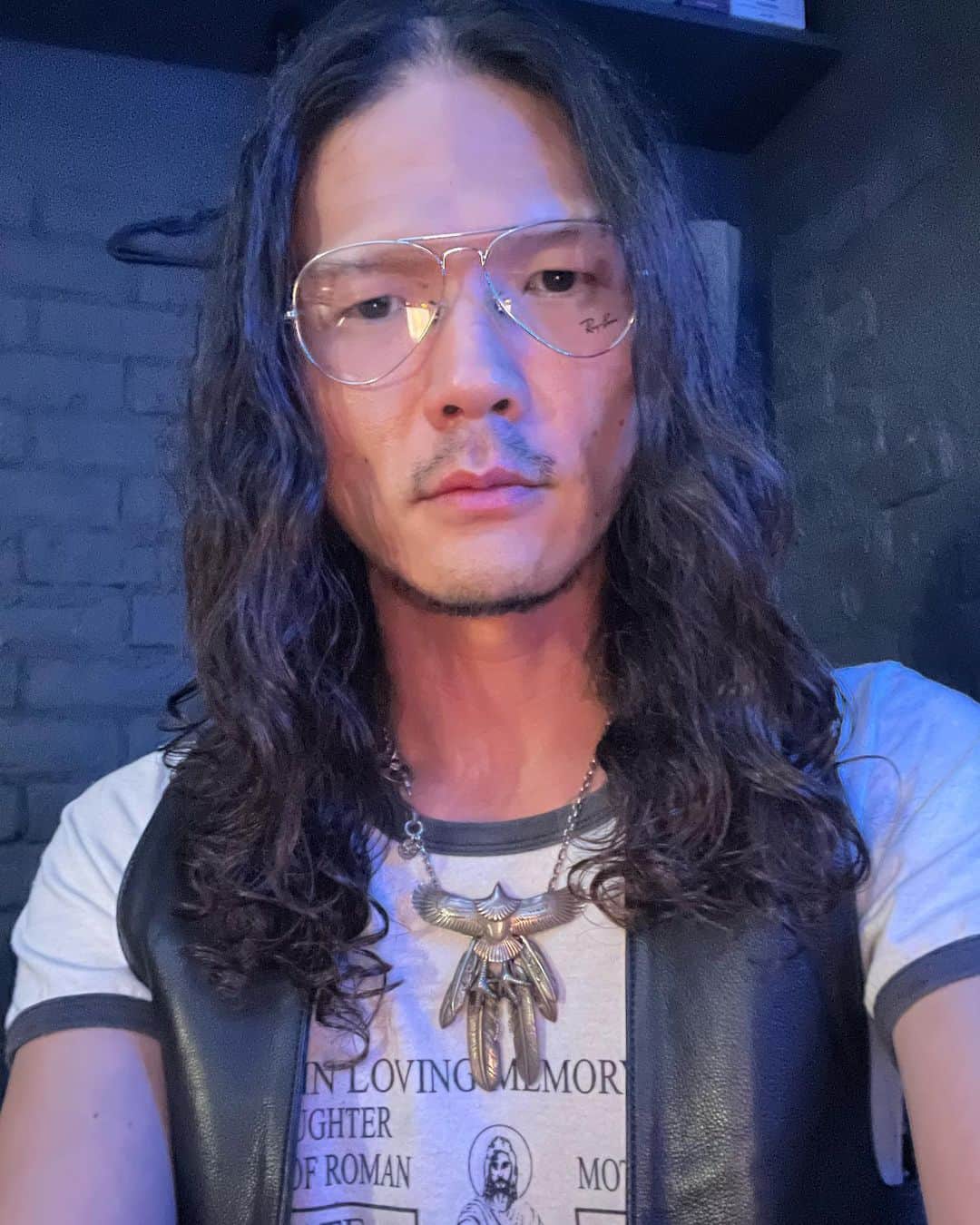 庄村聡泰のインスタグラム：「ショウムラサトヤスとタタラケンジは自然な癖毛  ガンコなくせ〜げ〜♪  心当たりある方はDM下さい。俺とカノウはタタラケンジと飲みたいです」